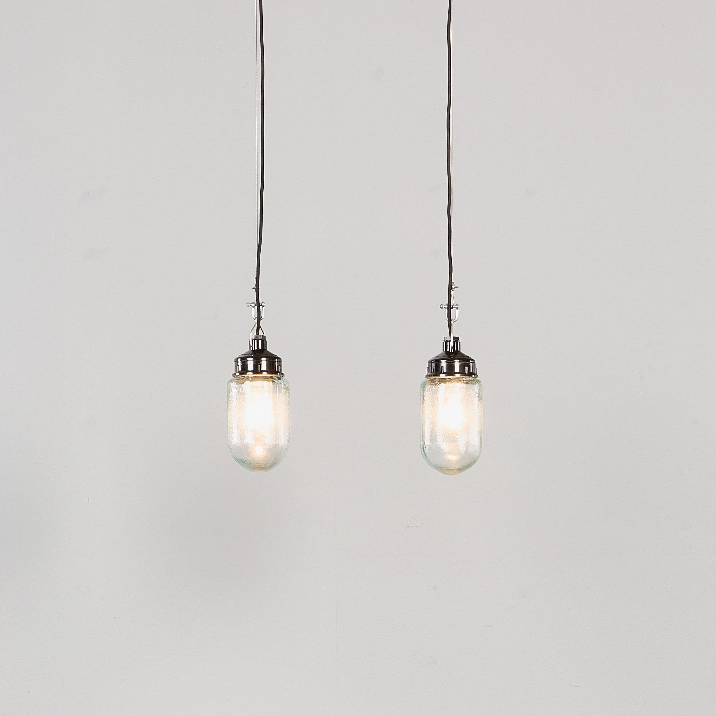 Lampade a sospensione a cilindro screziate chiare degli anni '50 - Coppia unica. 

I piani della galleria sono originali in bachelite (autoisolati) e si avvitano semplicemente nella sfera di vetro screziato. Ogni lampada è stata pulita e restaurata.