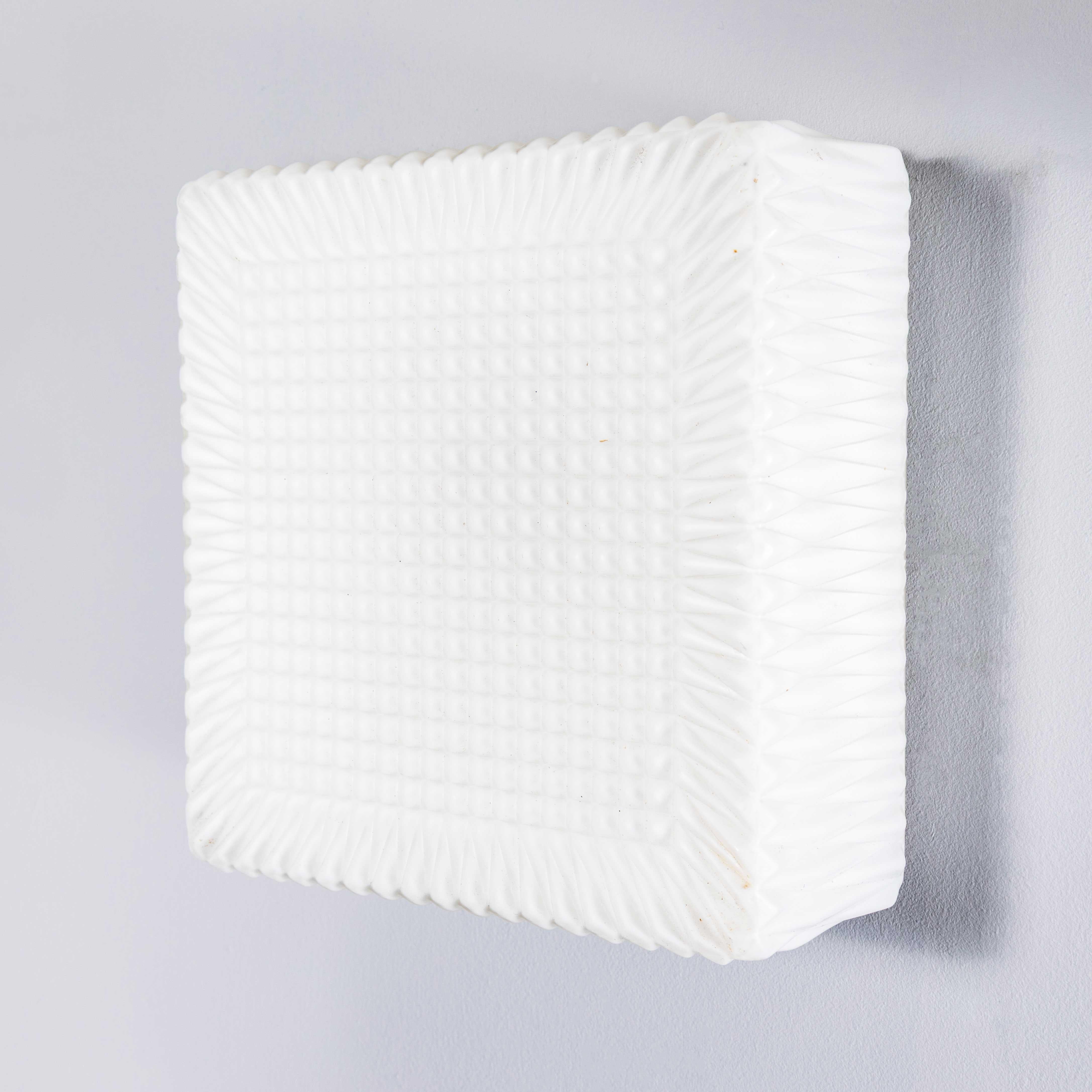 1950's New Old Stock Czech Opaline Geometric - Lámpara de techo en venta 4