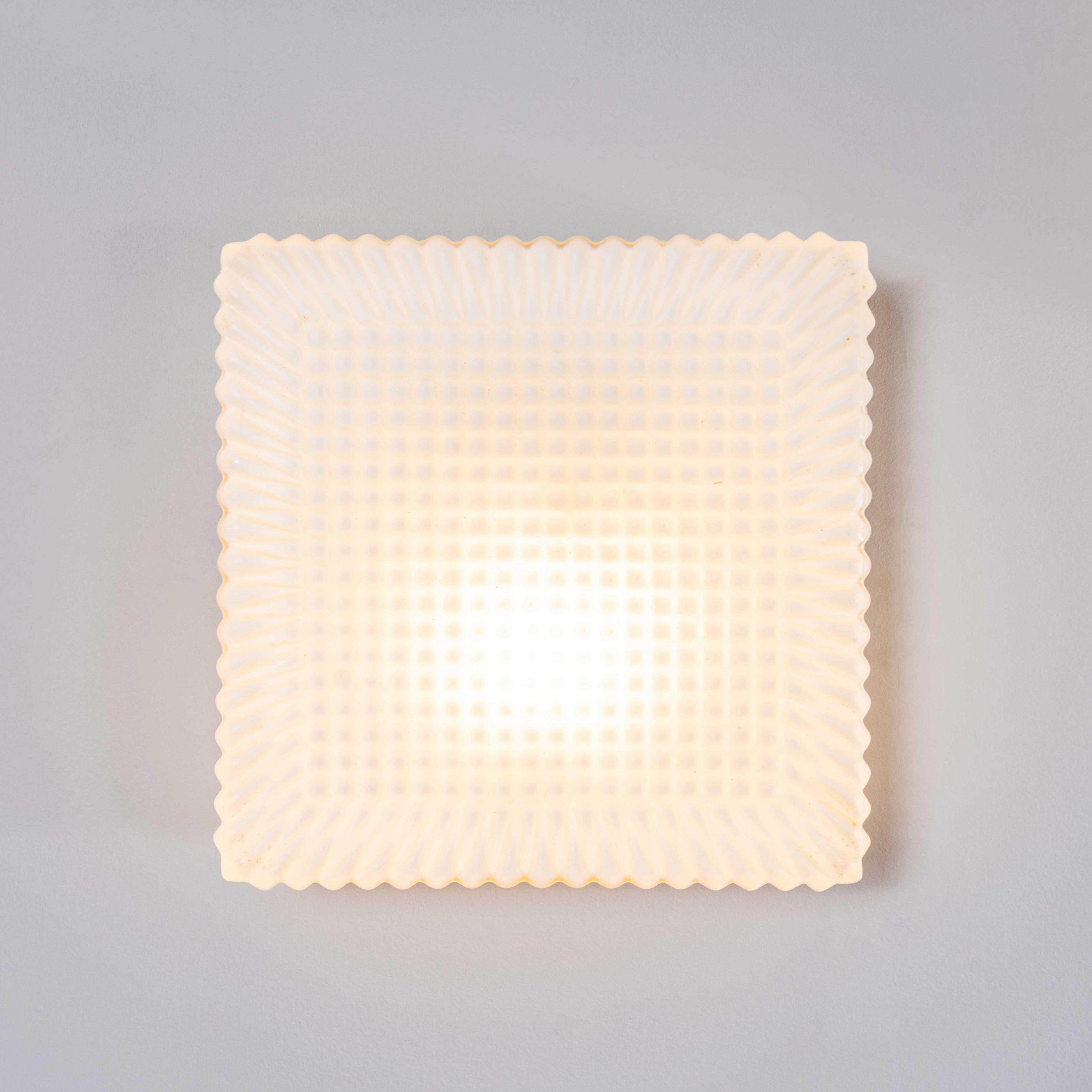 1950's New Old Stock Czech Opaline Geometric - Lámpara de techo. 
Cada lámpara ha sido limpiada y restaurada. Cada lámpara está cableada individualmente con cable nuevo y conectores de cable según la norma BS EN 60598. La lámpara está equipada con