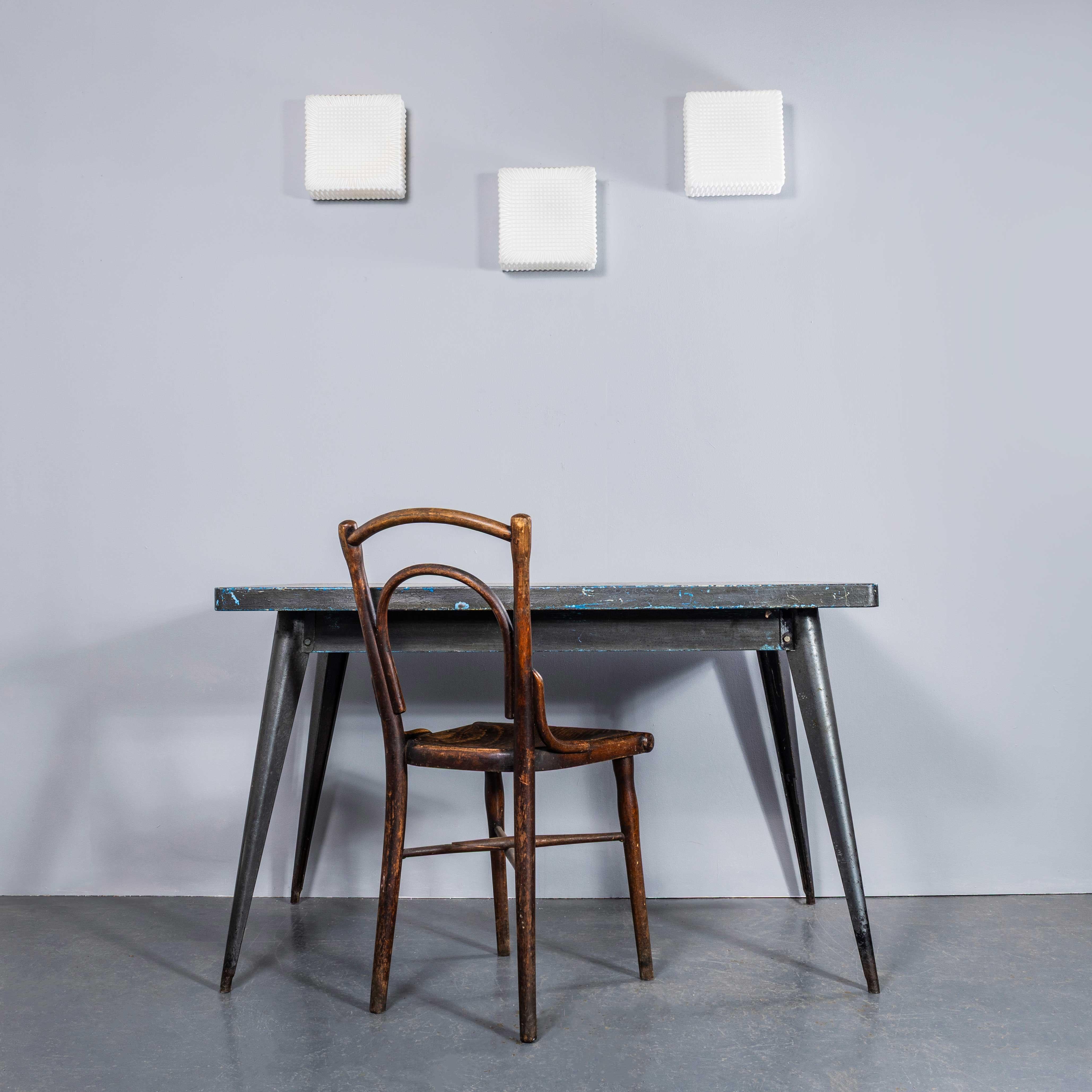 1950's New Old Stock Czech Opaline Geometric - Lámpara de techo en Bueno estado para la venta en Hook, Hampshire