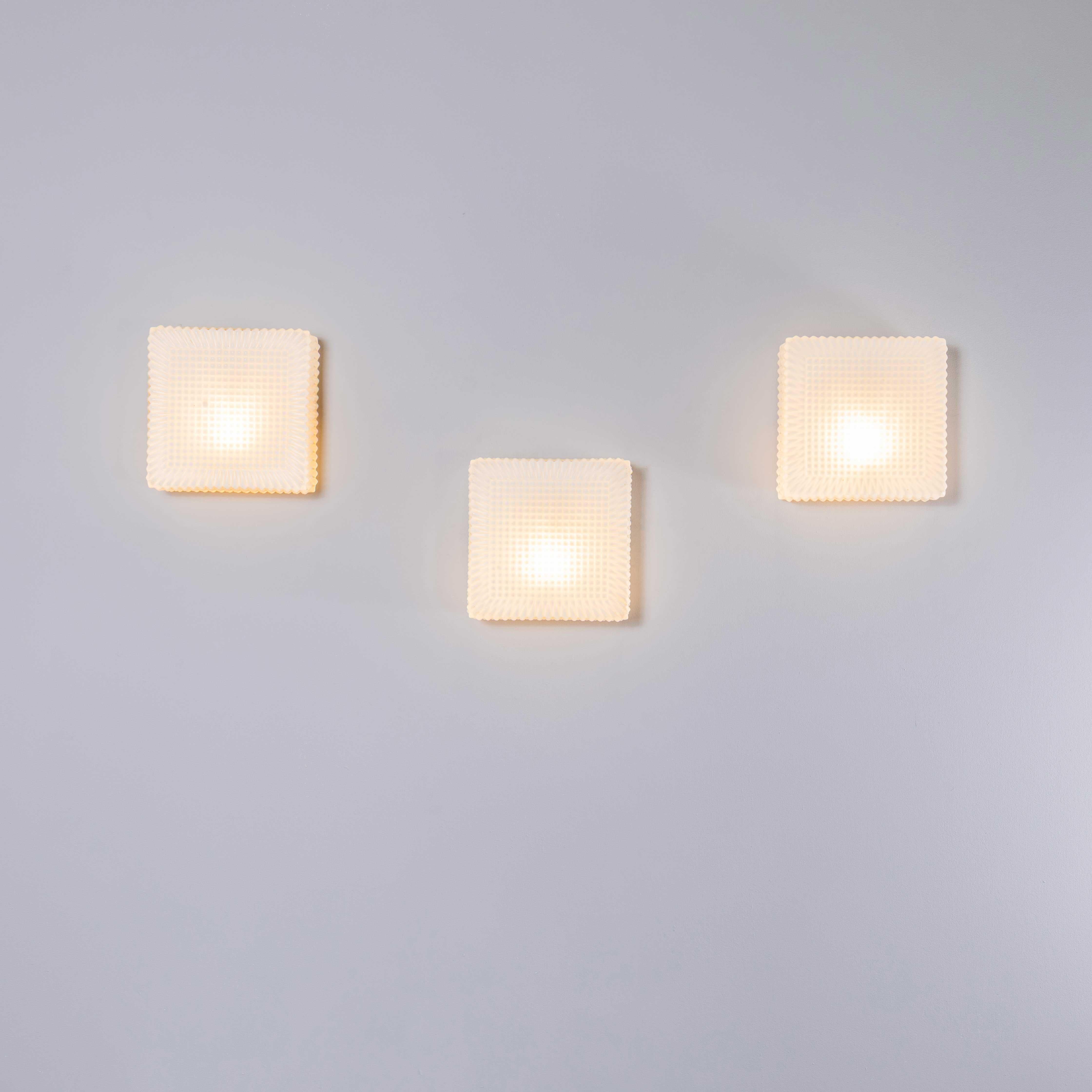 1950's New Old Stock Czech Opaline Geometric - Lámpara de techo mediados del siglo XX en venta