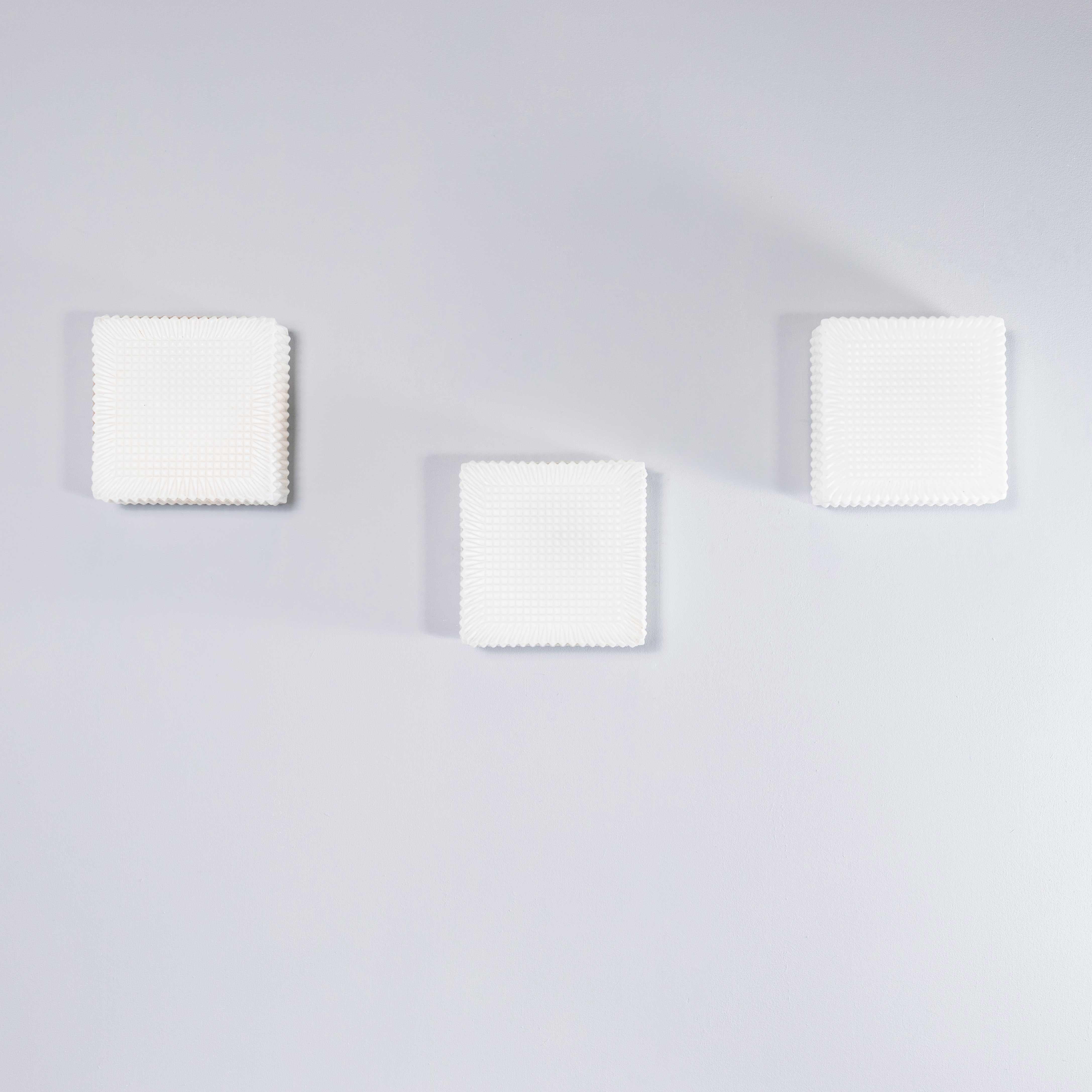 1950's New Old Stock Czech Opaline Geometric - Lámpara de techo en venta 1