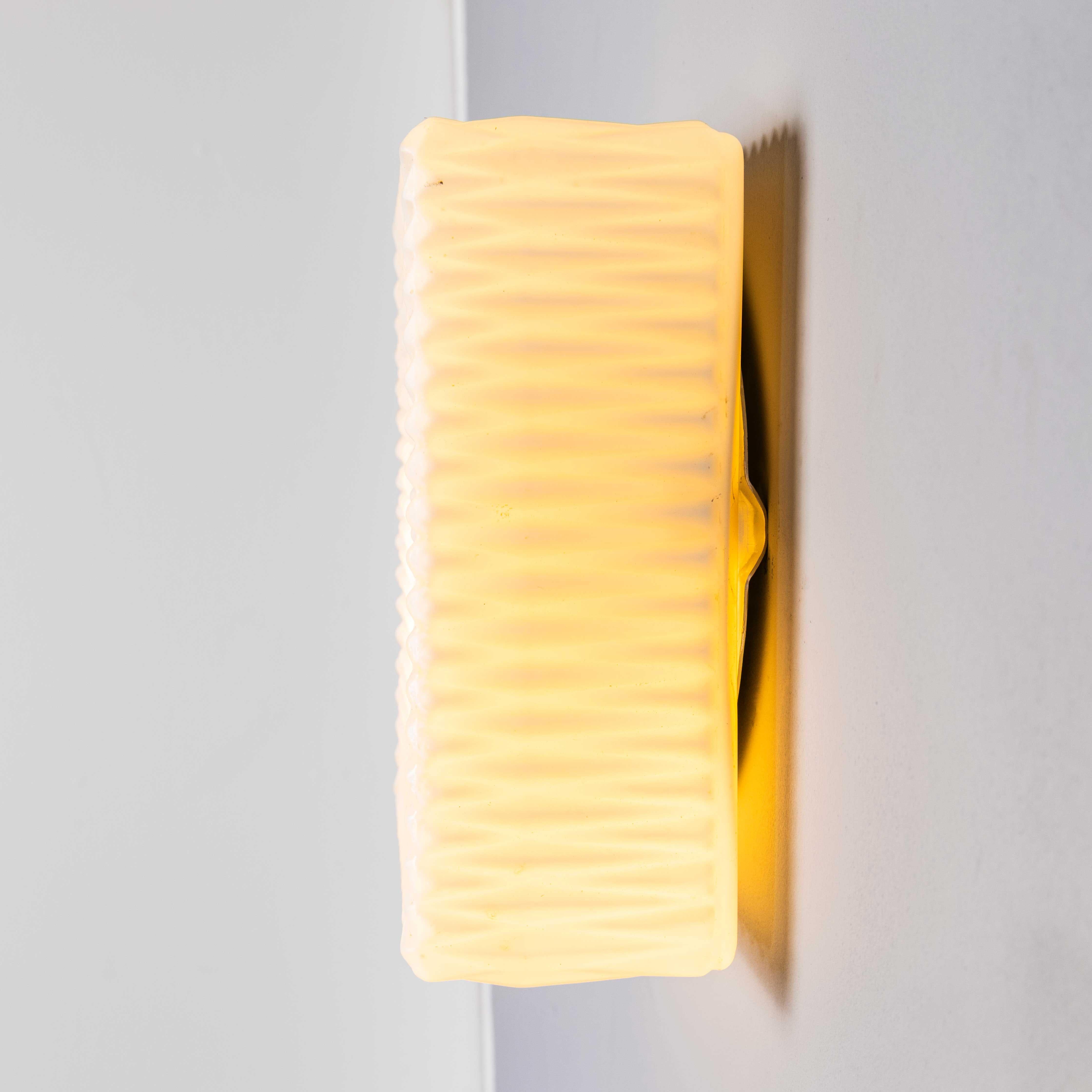 1950's New Old Stock Czech Opaline Geometric - Lámpara de techo en venta 3