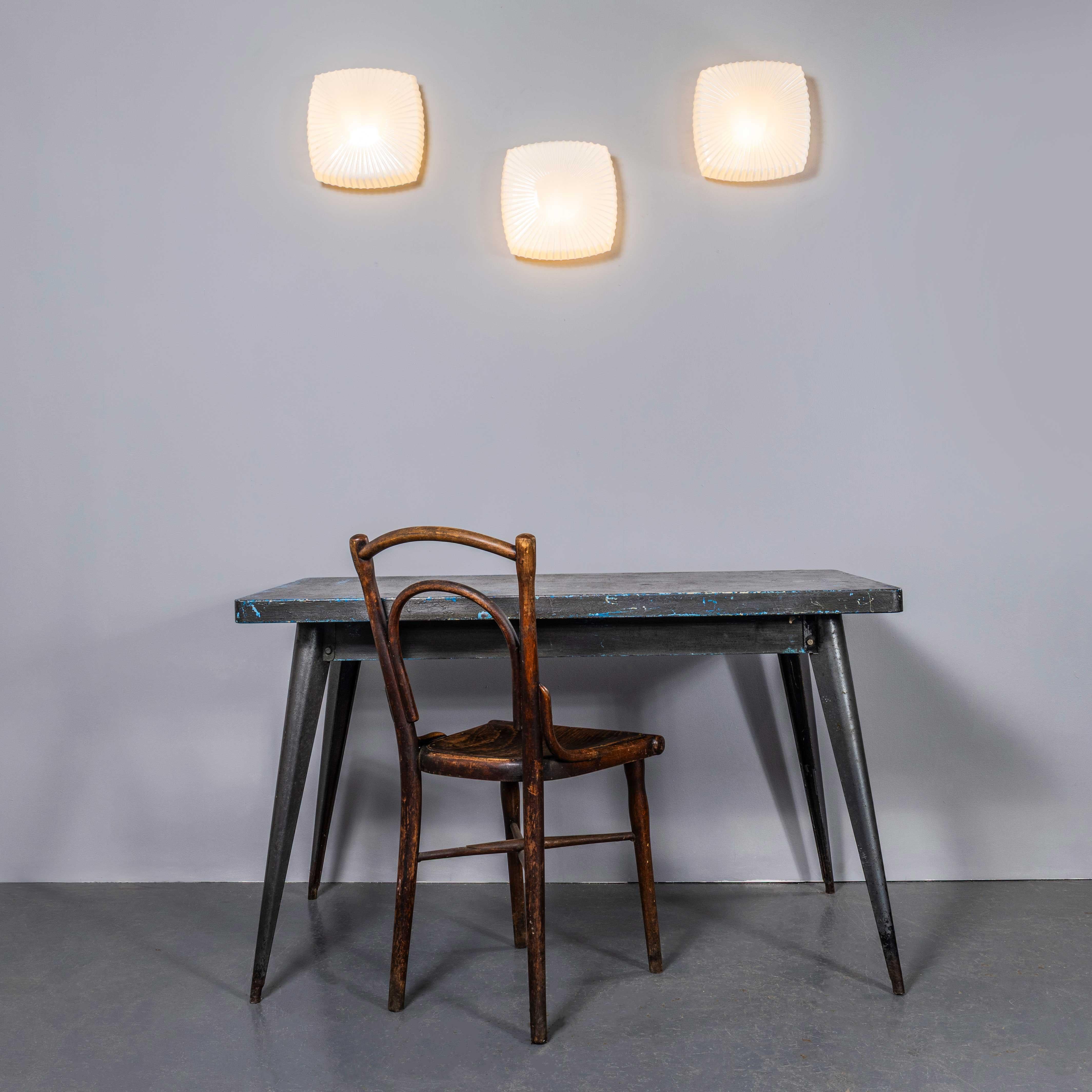 Lámpara de Pared - Techo 1950's New Old Stock Plato Acanalado Opalina Checa Checo en venta