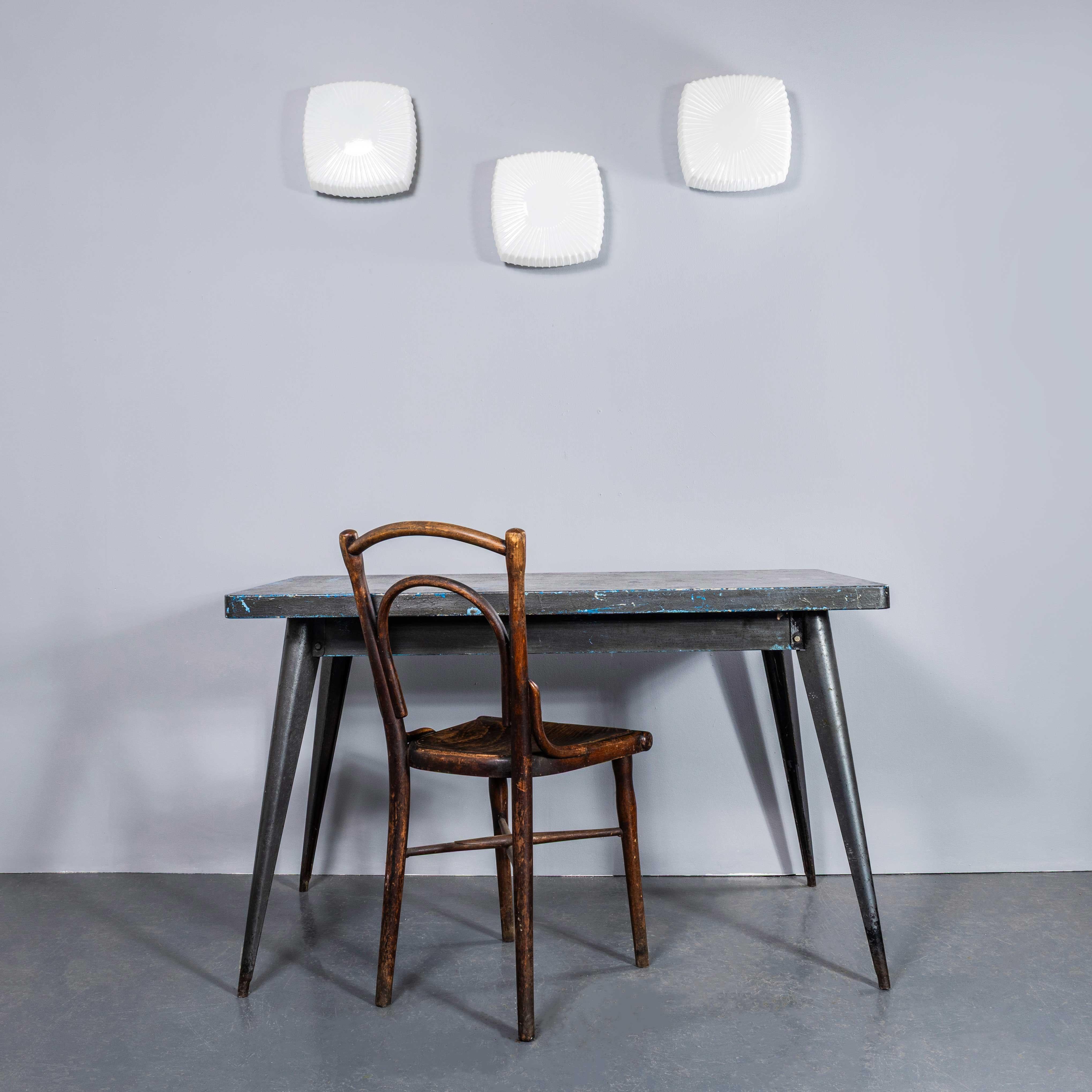 Lámpara de Pared - Techo 1950's New Old Stock Plato Acanalado Opalina Checa en Bueno estado para la venta en Hook, Hampshire