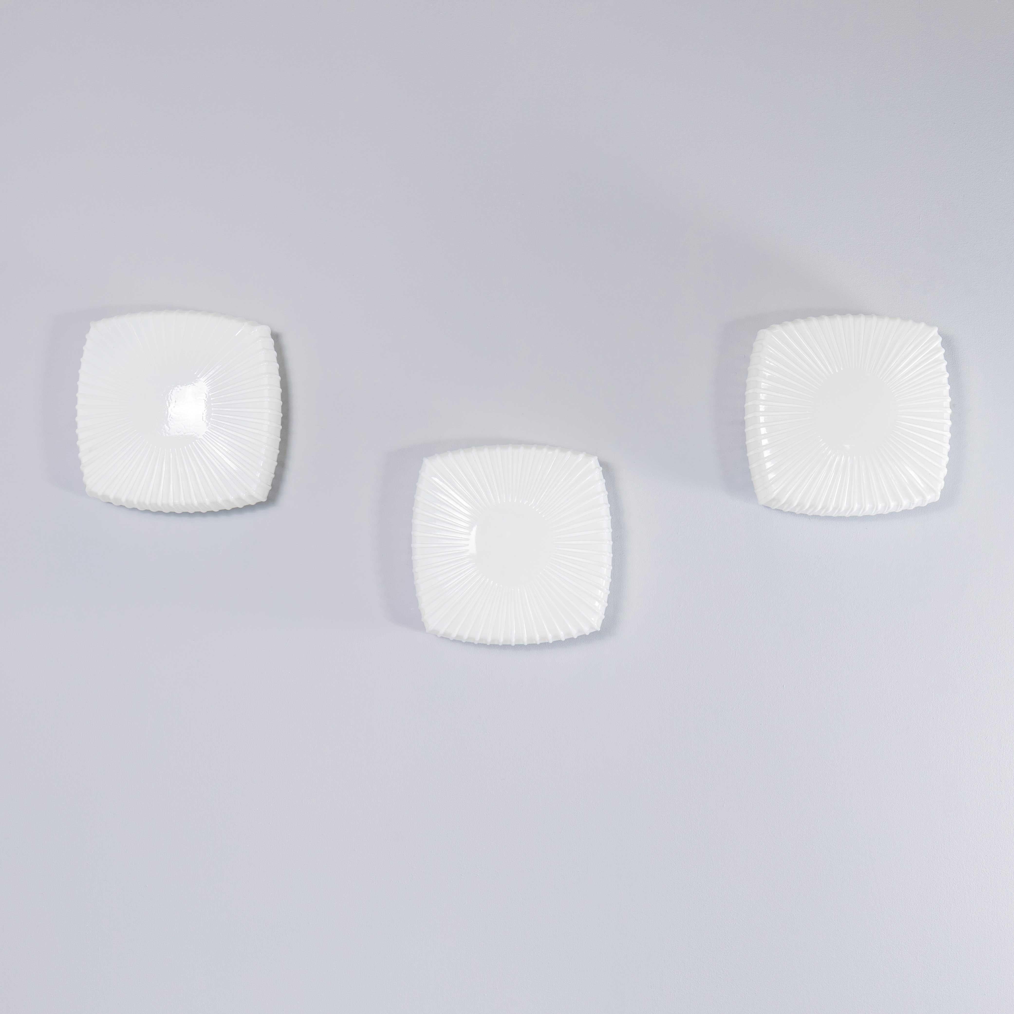 Lámpara de Pared - Techo 1950's New Old Stock Plato Acanalado Opalina Checa en venta 1