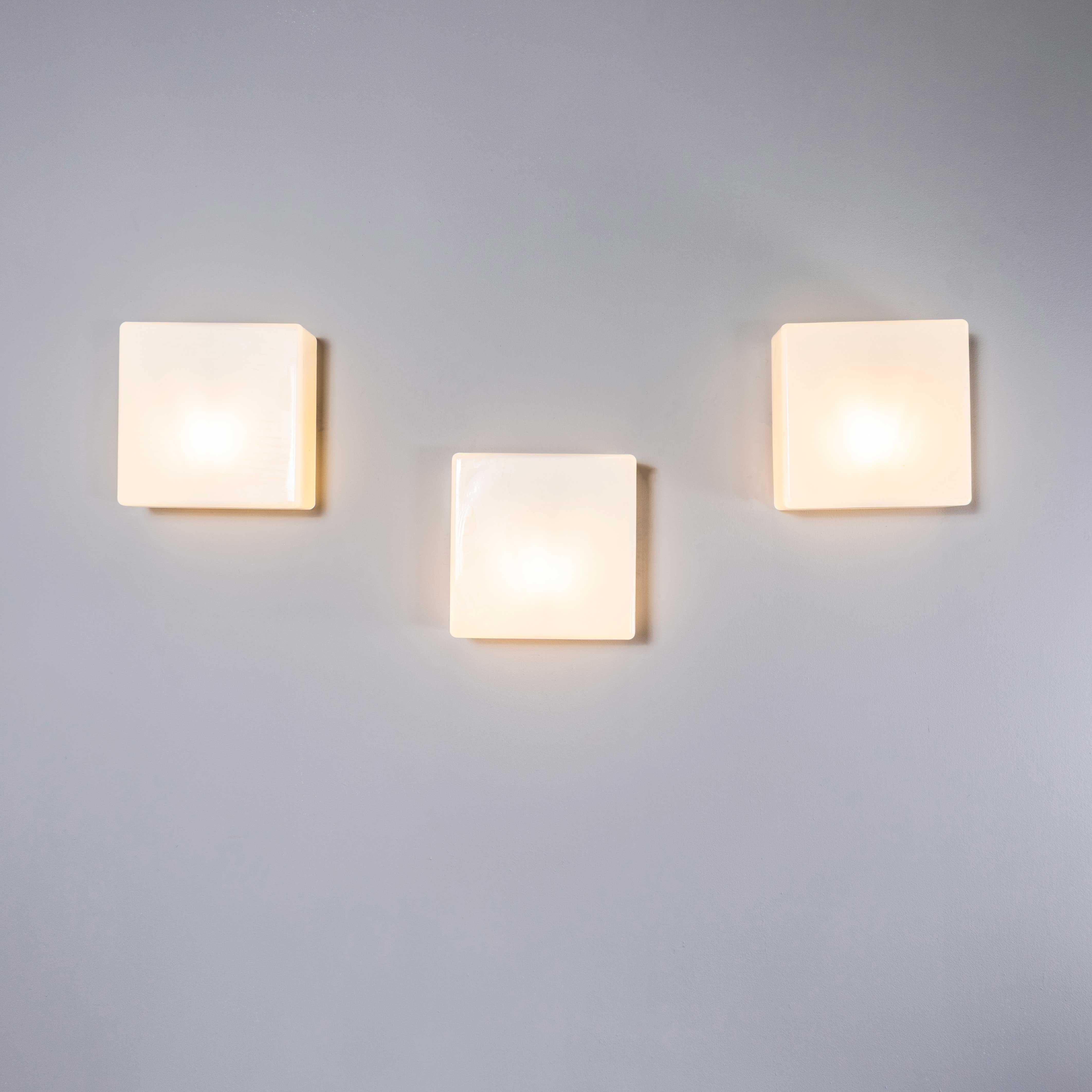 Lámpara de Pared - Techo 1950's New Old Stock Czech Opaline Square Dish. 
Cada lámpara ha sido limpiada y restaurada. Cada lámpara está cableada individualmente con cable nuevo y conectores de cable según la norma BS EN 60598. La lámpara está