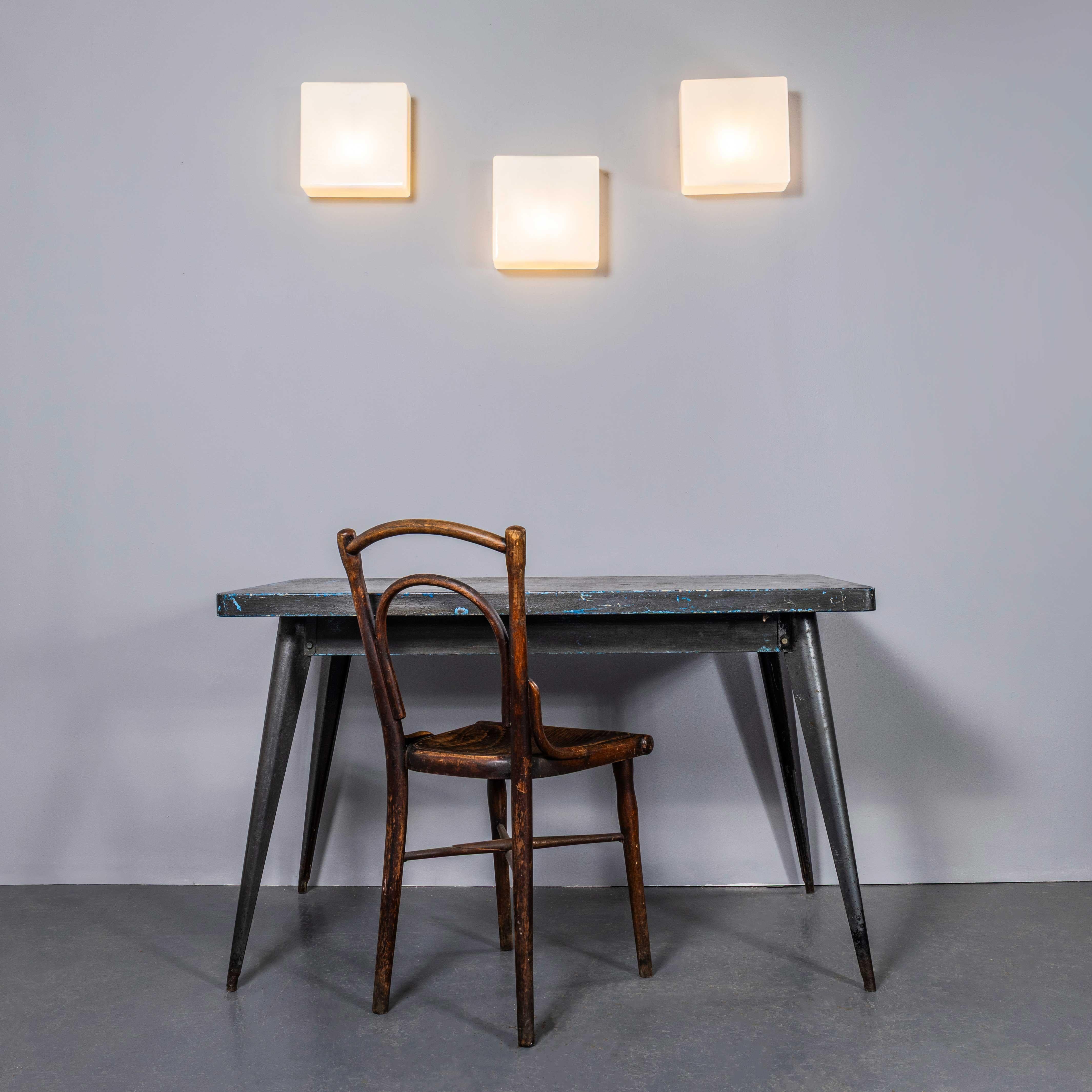 Lámpara de Pared - Techo 1950's New Old Stock Plato Cuadrado Opalina Checa Checo en venta