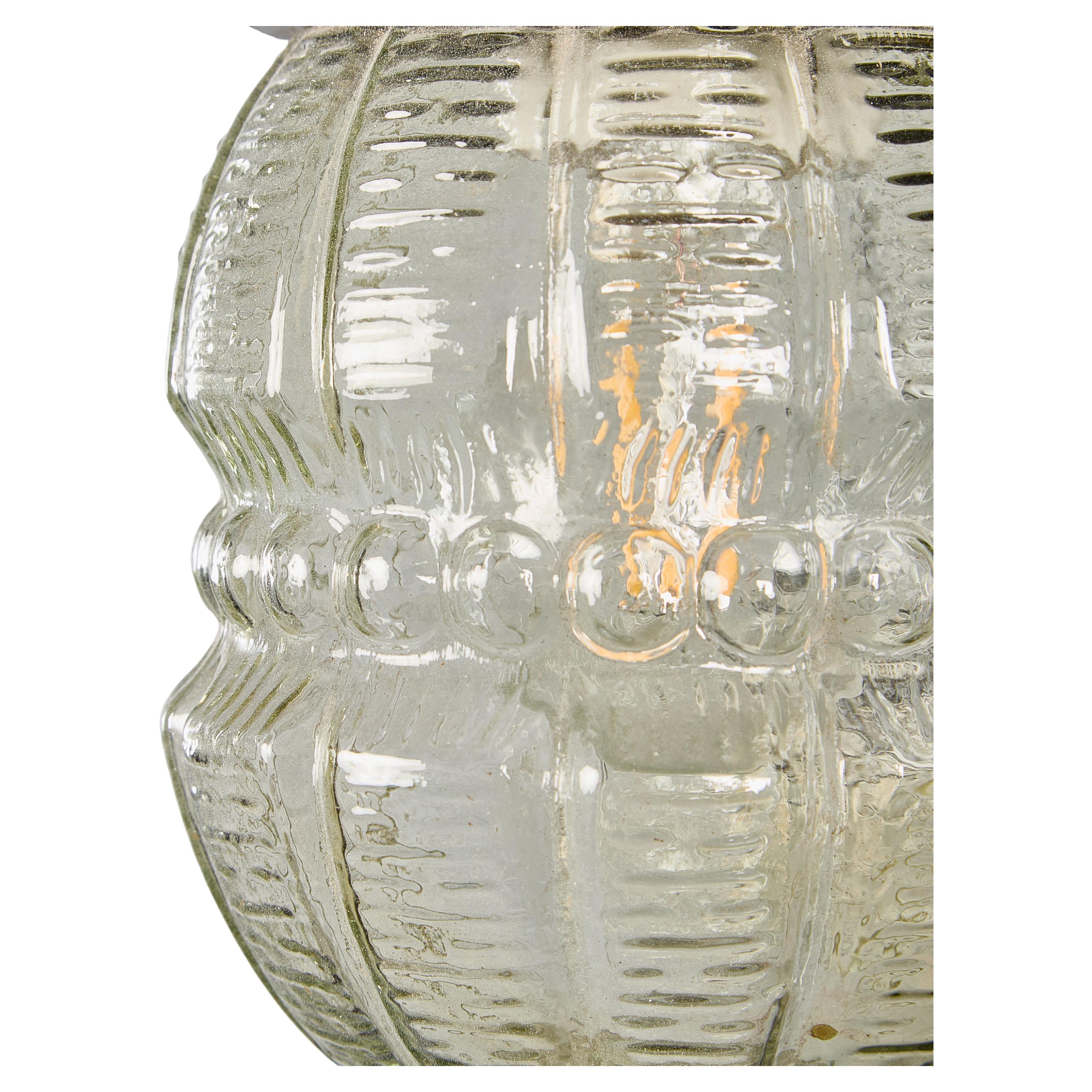 Lampade a sospensione con barile decorato degli anni '50 &New Old Stock. 

I piani della galleria sono originali in bachelite (autoisolati) e si avvitano semplicemente nei cilindri a forma di tamburo in vetro decorato. Ogni lampada è stata pulita e