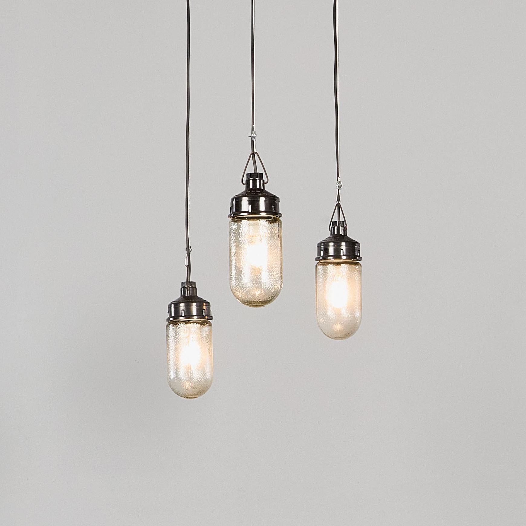 Lampade a sospensione a barile con tinta chiara screziata degli anni '50 - Quantità disponibile. 

I piani della galleria sono originali in bachelite (autoisolati) e si avvitano semplicemente nella sfera di vetro colorato e screziato. Ogni lampada è