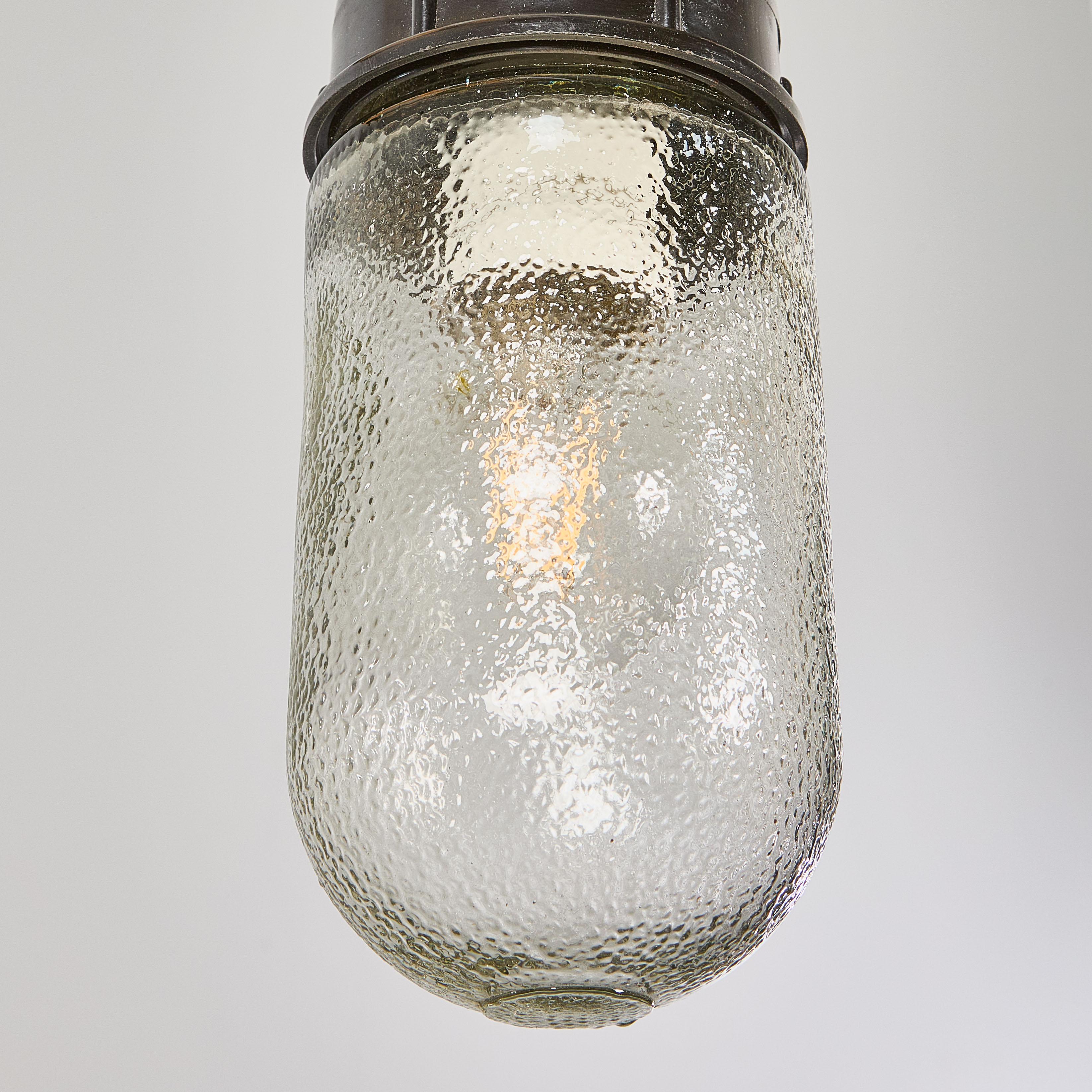Metà XX secolo Lampade a sospensione a barile con tinta chiara screziata degli anni '50 - Quantità disponibile in vendita