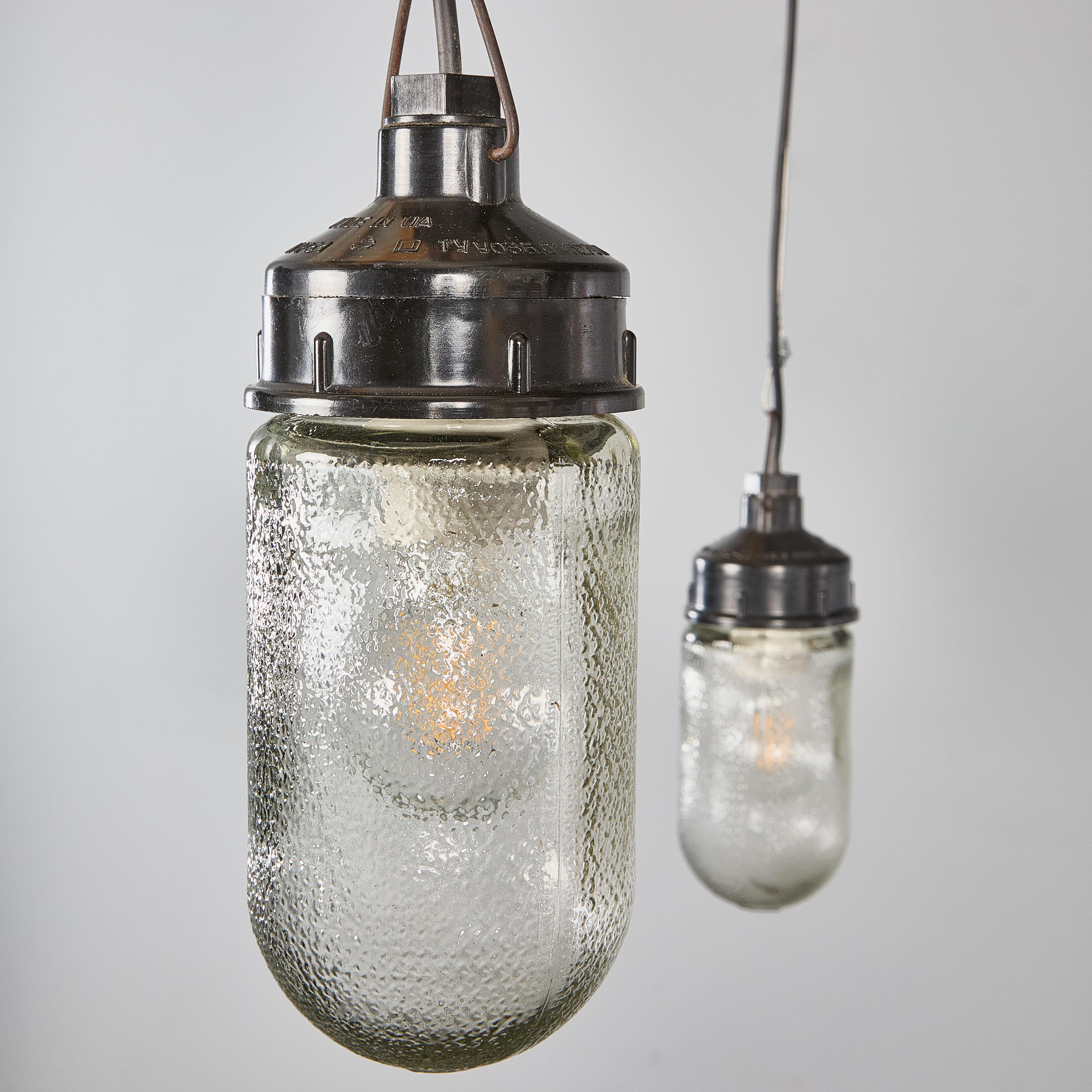 Lampade a sospensione a barile con tinta chiara screziata degli anni '50 - Quantità disponibile in vendita 3