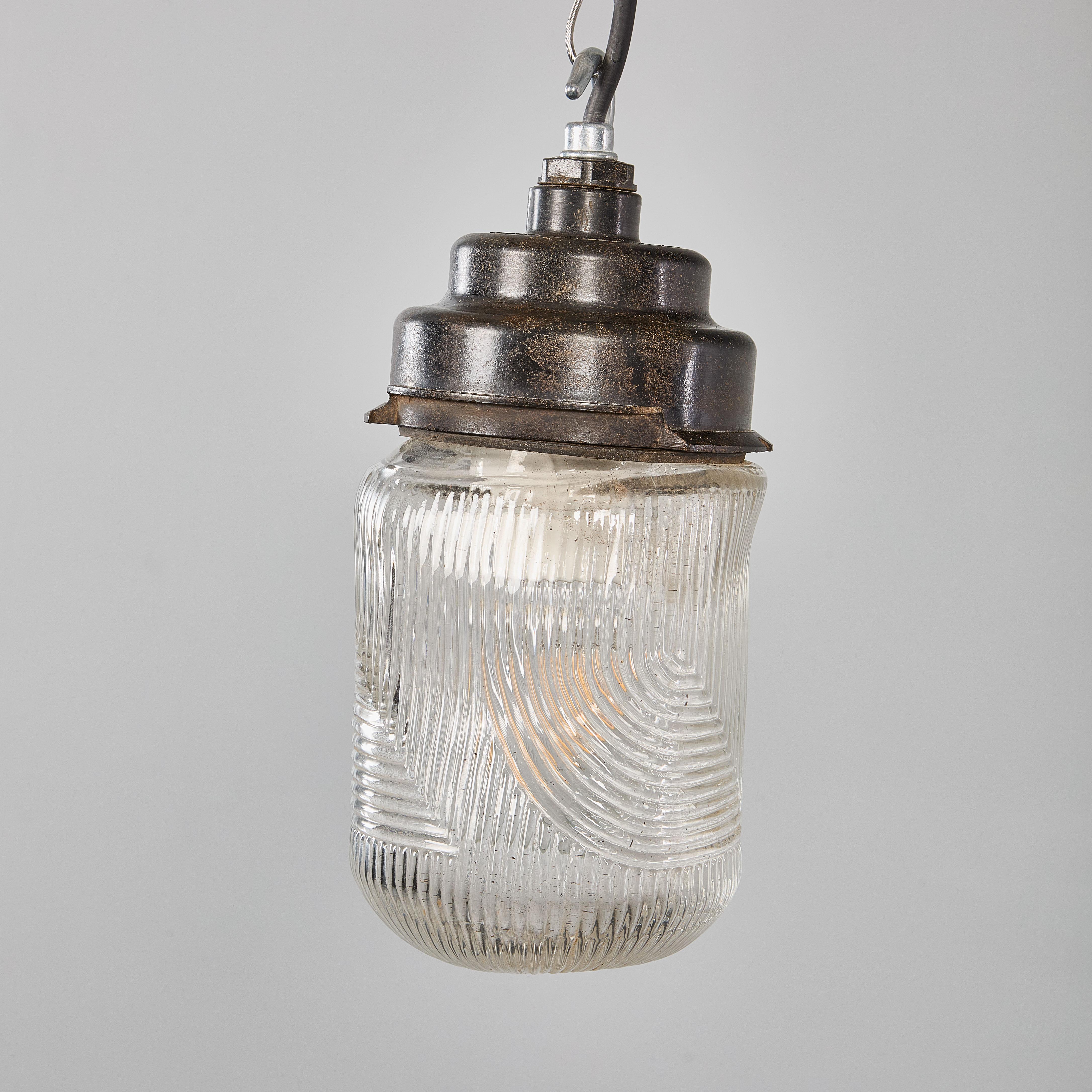 Lampade a sospensione a cilindro a strisce screziate del 1950 - Lampada singola. 

I piani della galleria sono originali in bachelite (autoisolati) e si avvitano semplicemente nella sfera di vetro a righe. Ogni lampada è stata pulita e restaurata.