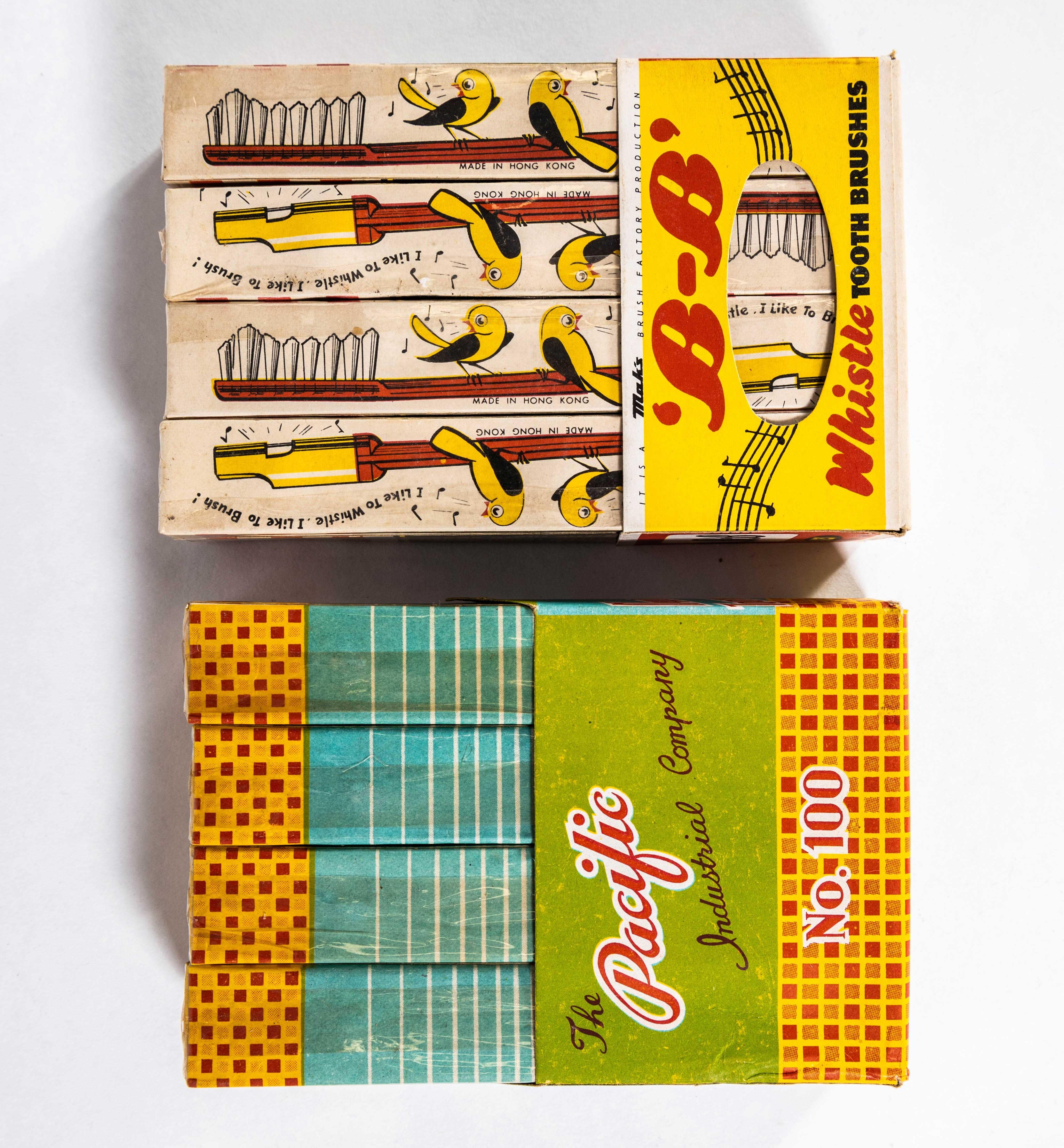 Boîte de brosses à dents des années 1950 - Boîte de douze en vente 1