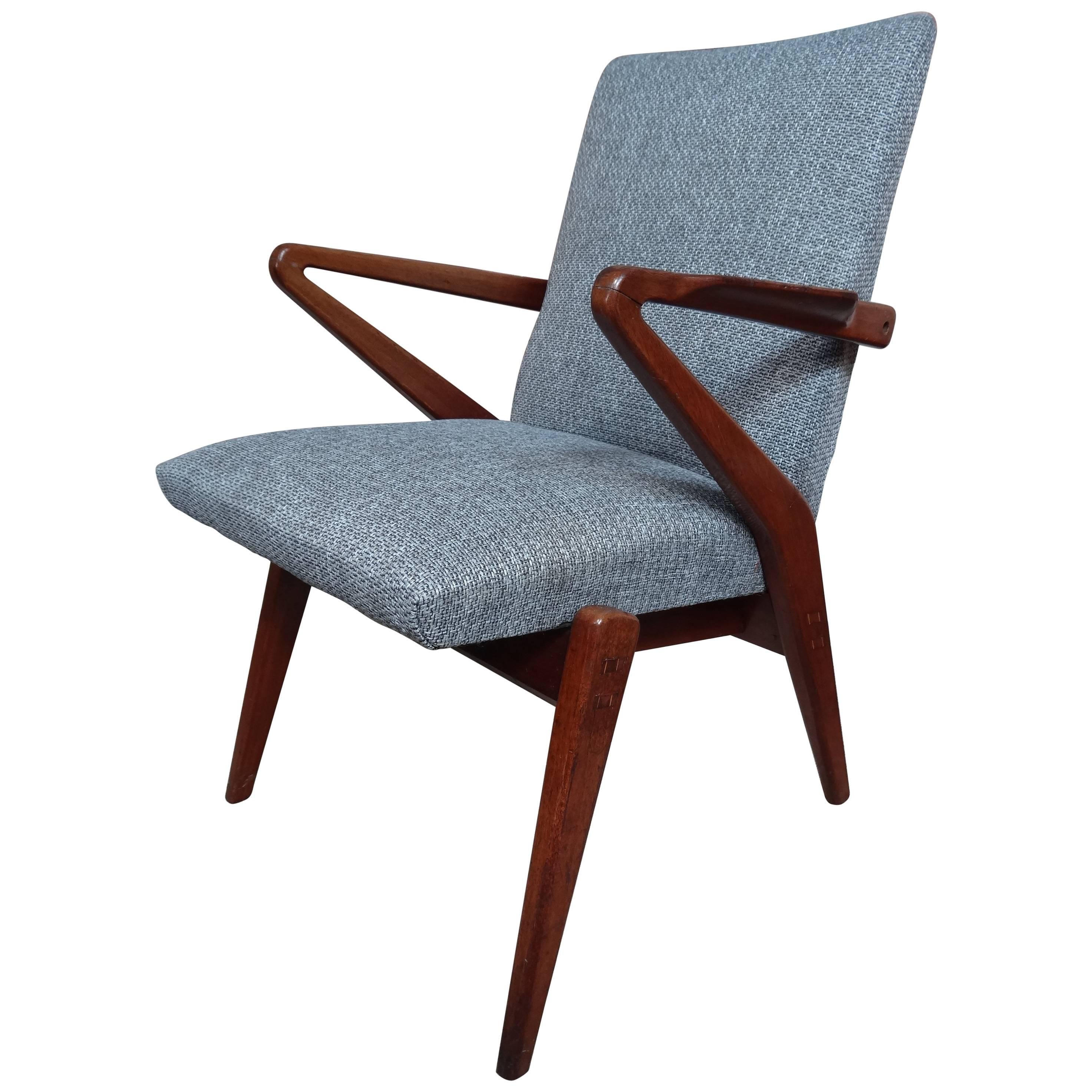 Fauteuil rétro en teck des années 1950, nouvellement tapissé de tissu gris, style rétro