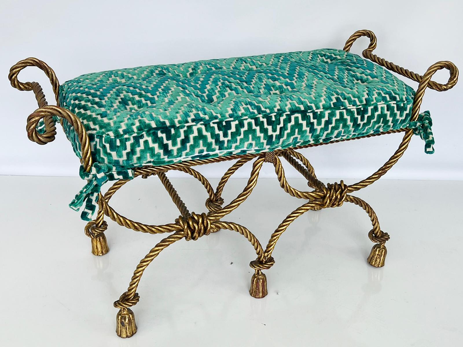 Banco con asiento de ventana en forma de cúpula, obra de Niccolini, de hierro dorado de gran grosor, con forma de cuerda, con un cojín rectangular flanqueado por brazos en volutas, sobre patas en forma de X con camilla envuelta en cuerda, terminadas