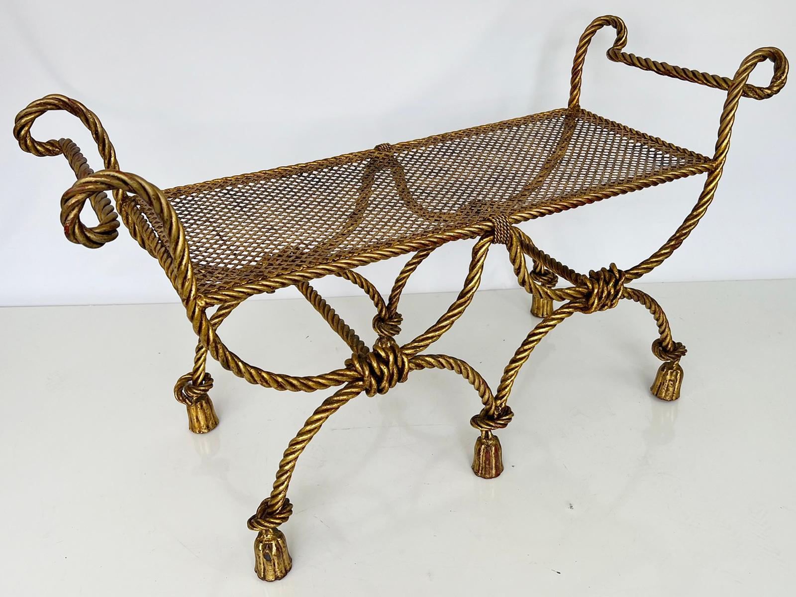 Banco de cuerda y borlas de hierro dorado Niccolini de los años 50 Regencia de Hollywood en venta