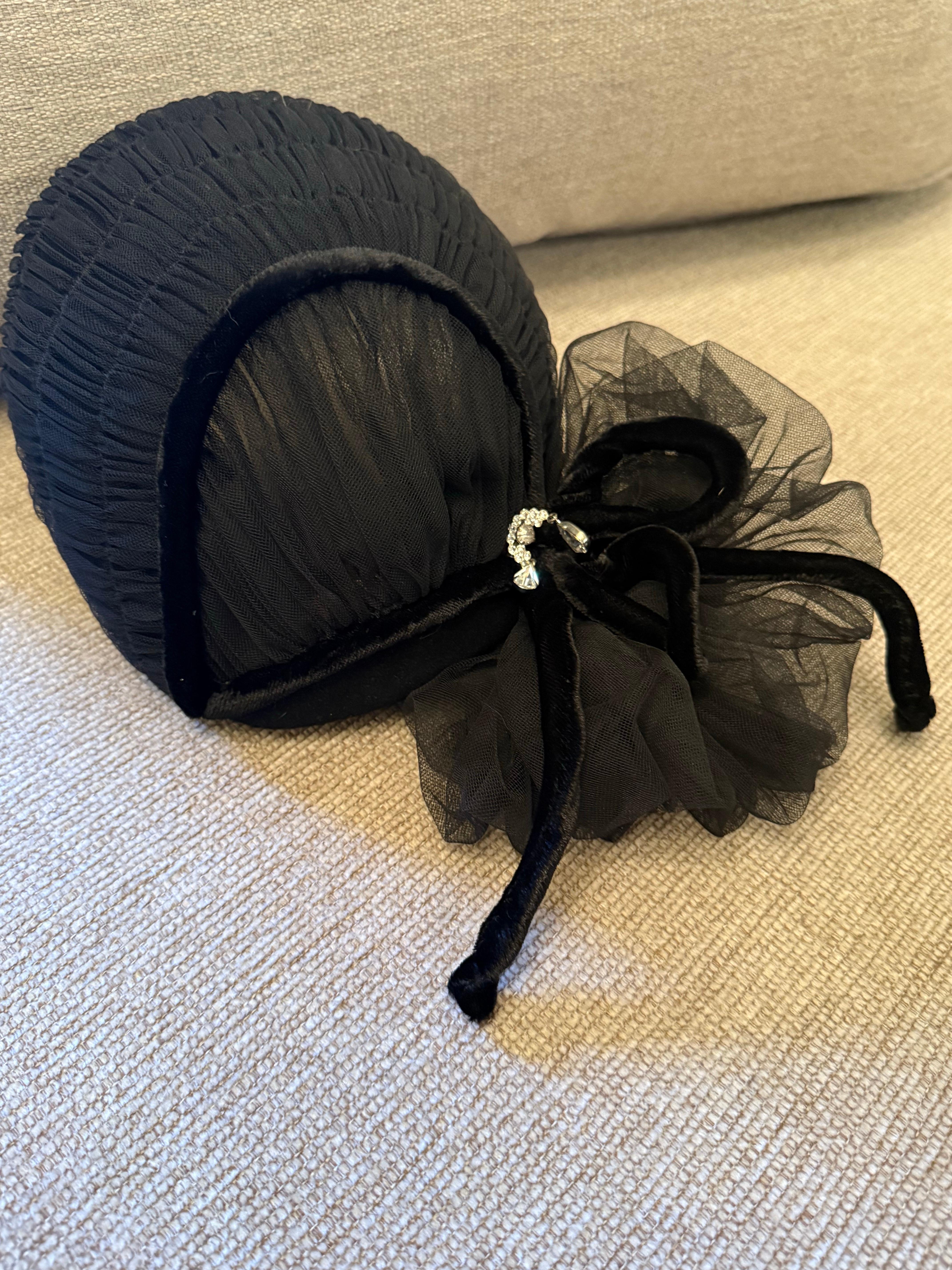1950 Nicholas Ungar Soignee Cappello da sera in tulle nero increspato con fiocco sul retro in vendita 5
