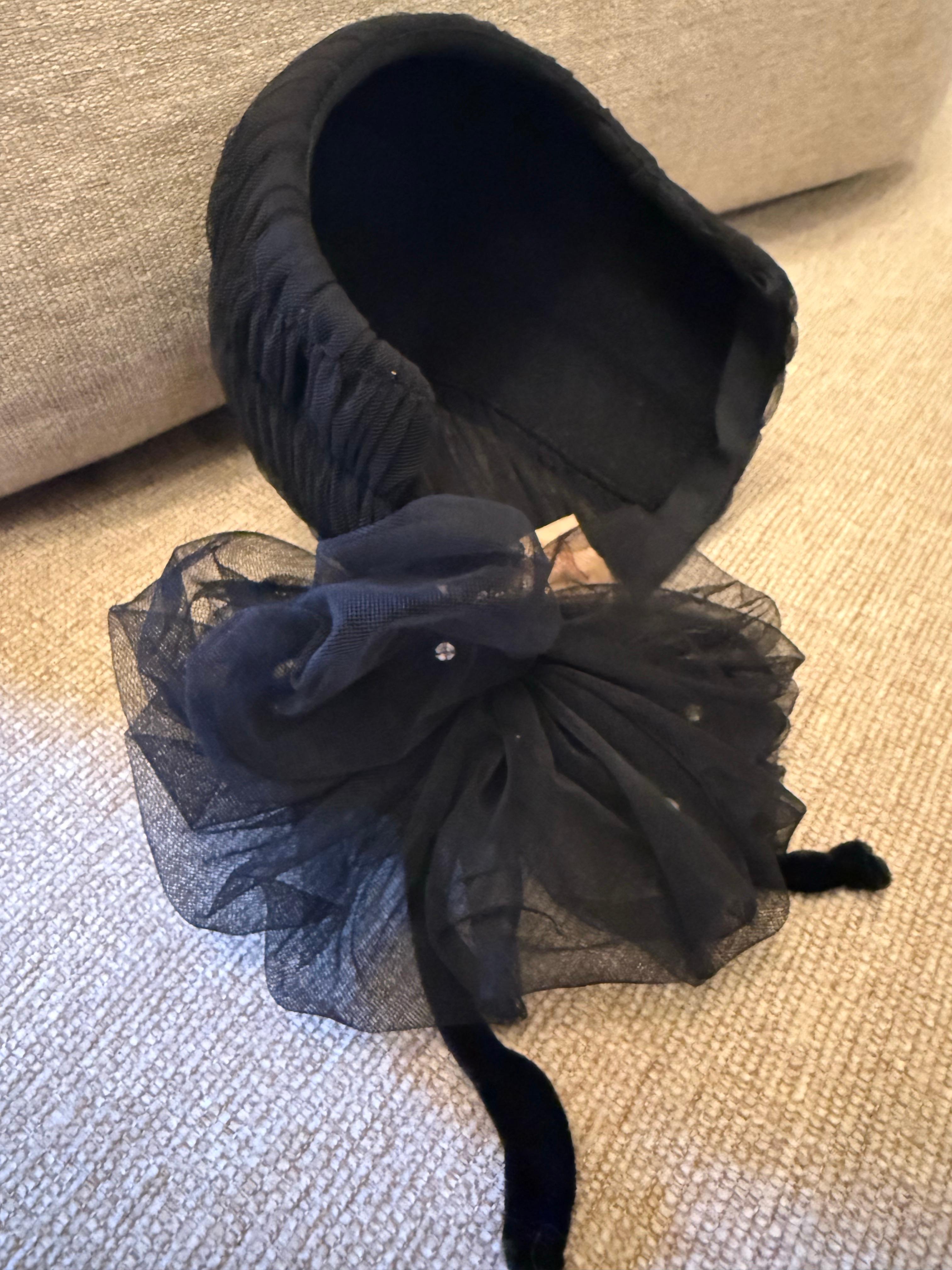 1950 Nicholas Ungar Soignee Cappello da sera in tulle nero increspato con fiocco sul retro in vendita 6
