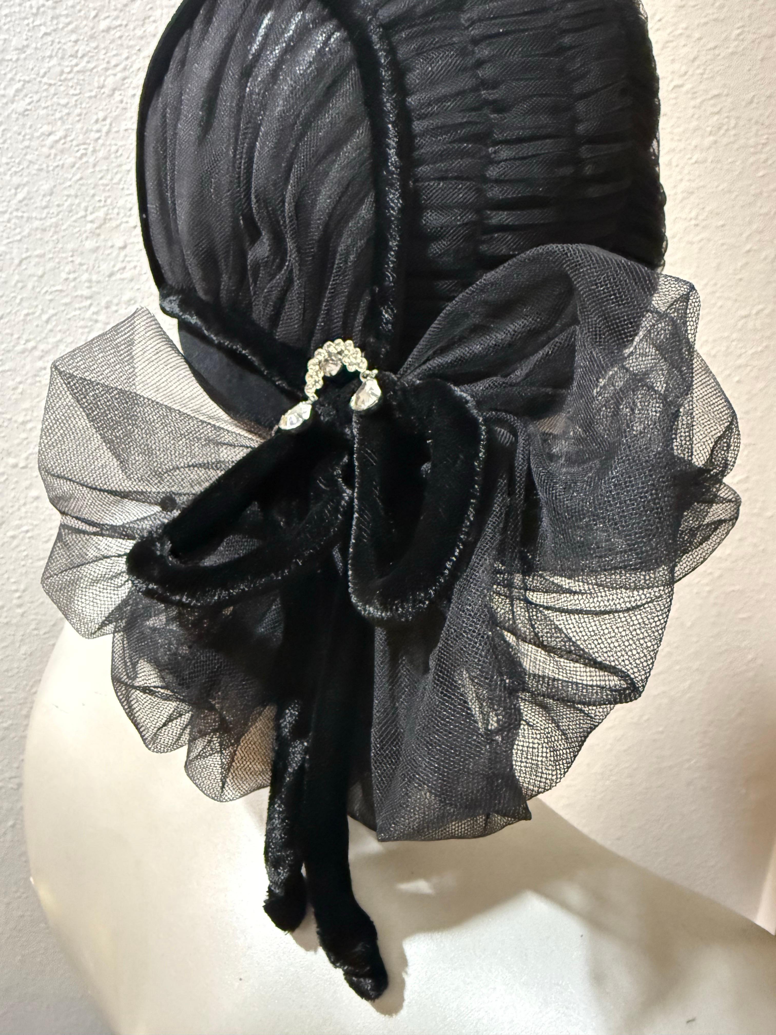 Nero 1950 Nicholas Ungar Soignee Cappello da sera in tulle nero increspato con fiocco sul retro in vendita