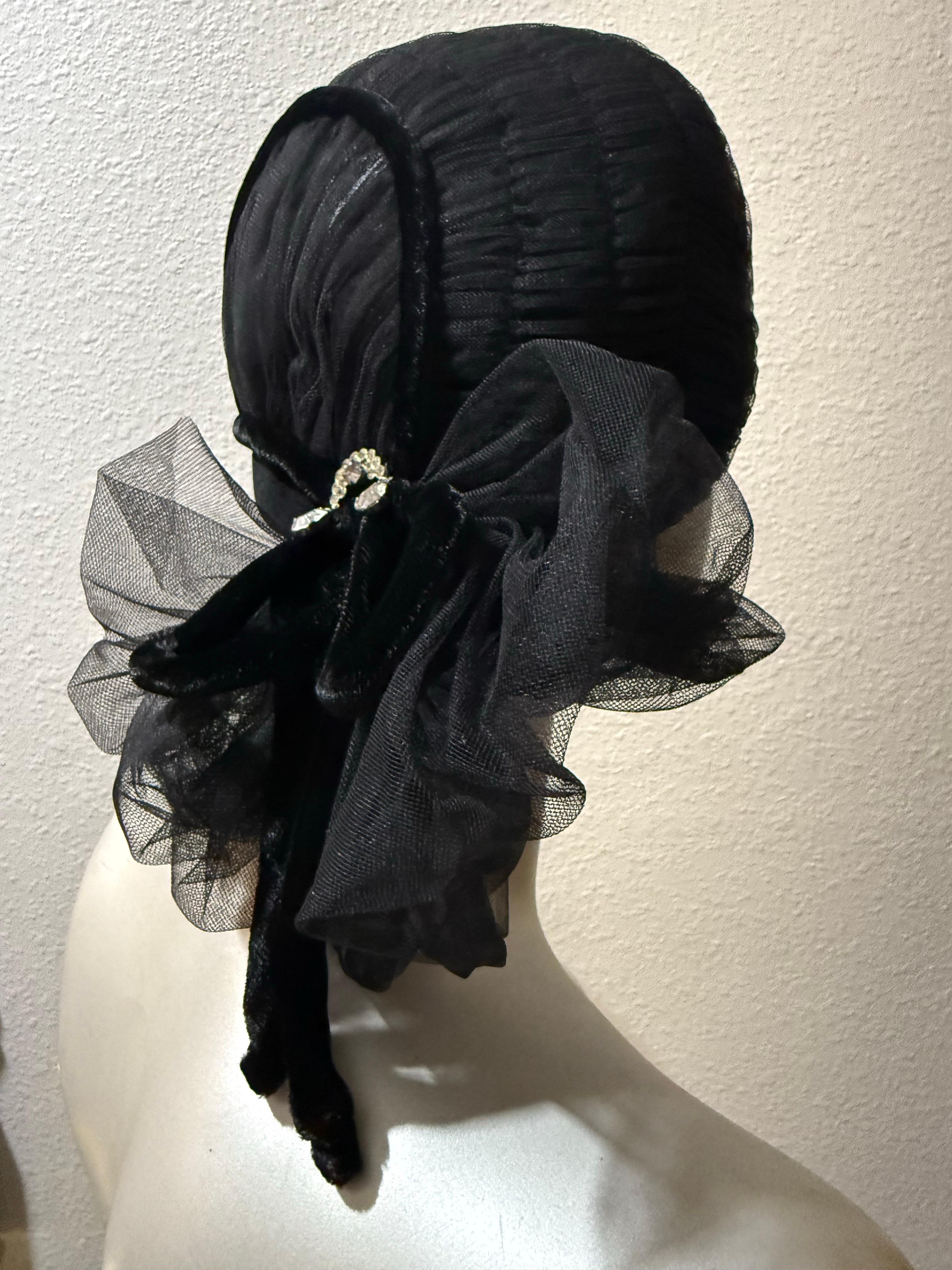 1950 Nicholas Ungar Soignee Cappello da sera in tulle nero increspato con fiocco sul retro In condizioni ottime in vendita a Gresham, OR
