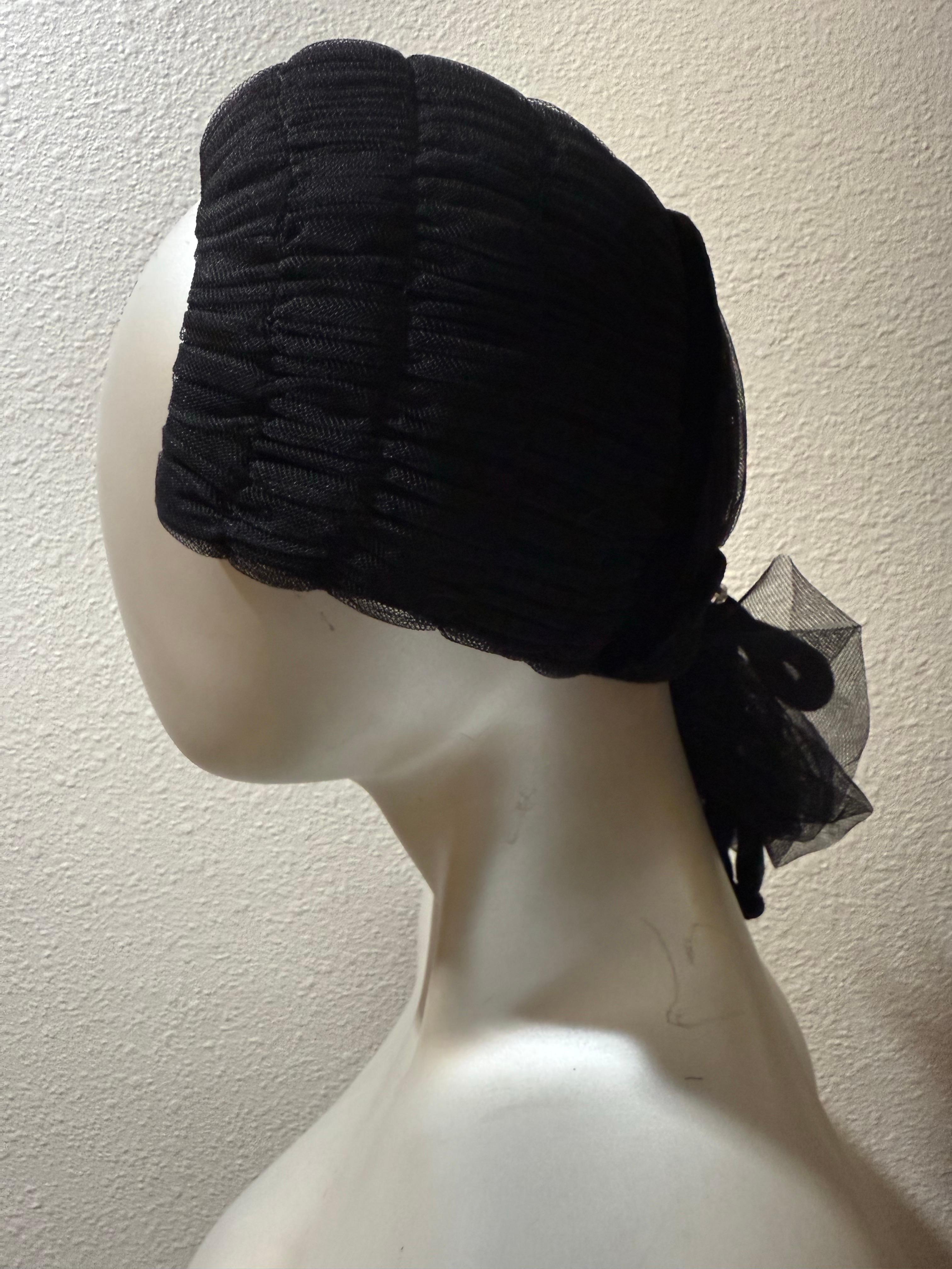 Donna 1950 Nicholas Ungar Soignee Cappello da sera in tulle nero increspato con fiocco sul retro in vendita