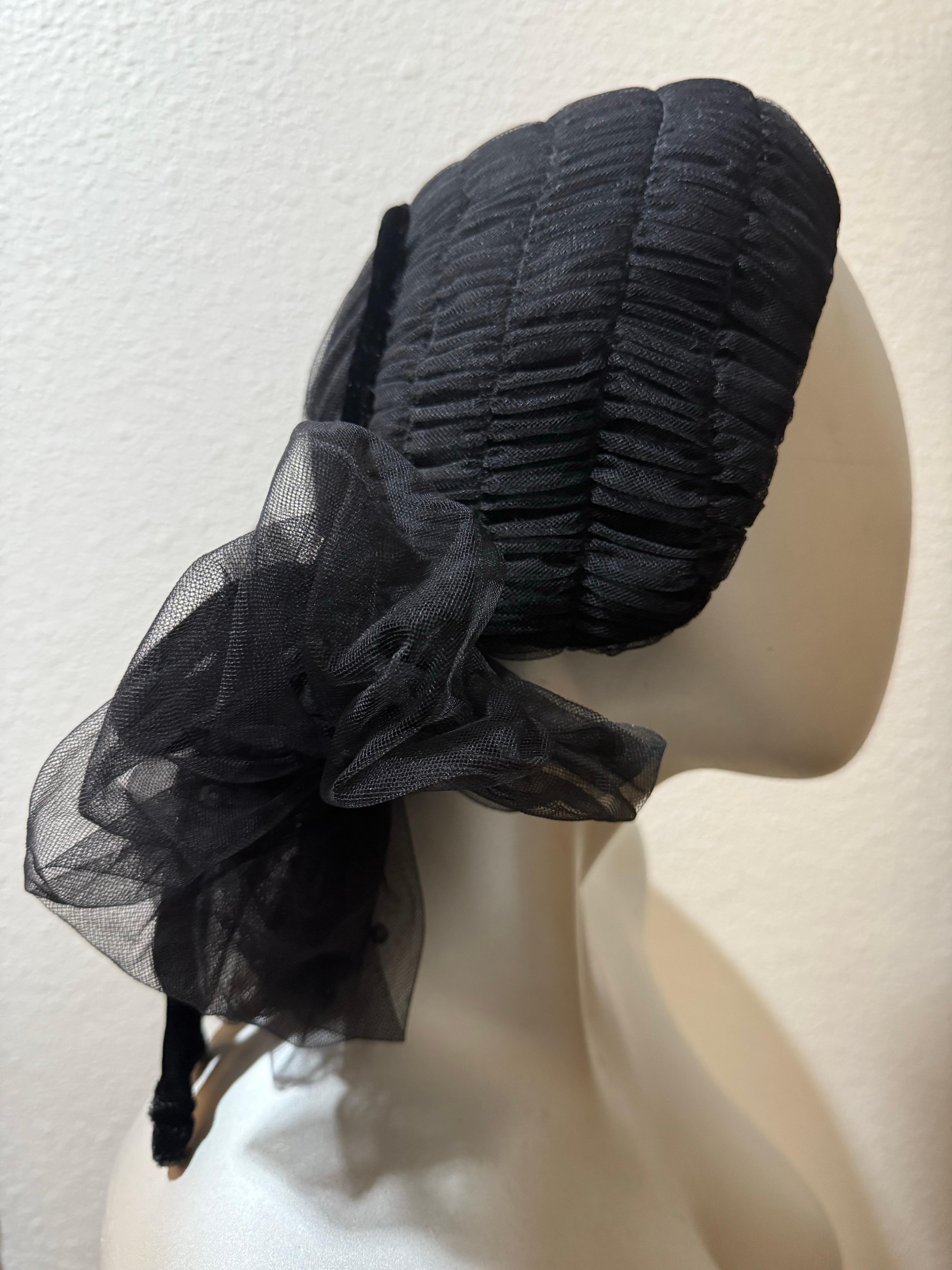 1950 Nicholas Ungar Soignee Cappello da sera in tulle nero increspato con fiocco sul retro in vendita 1
