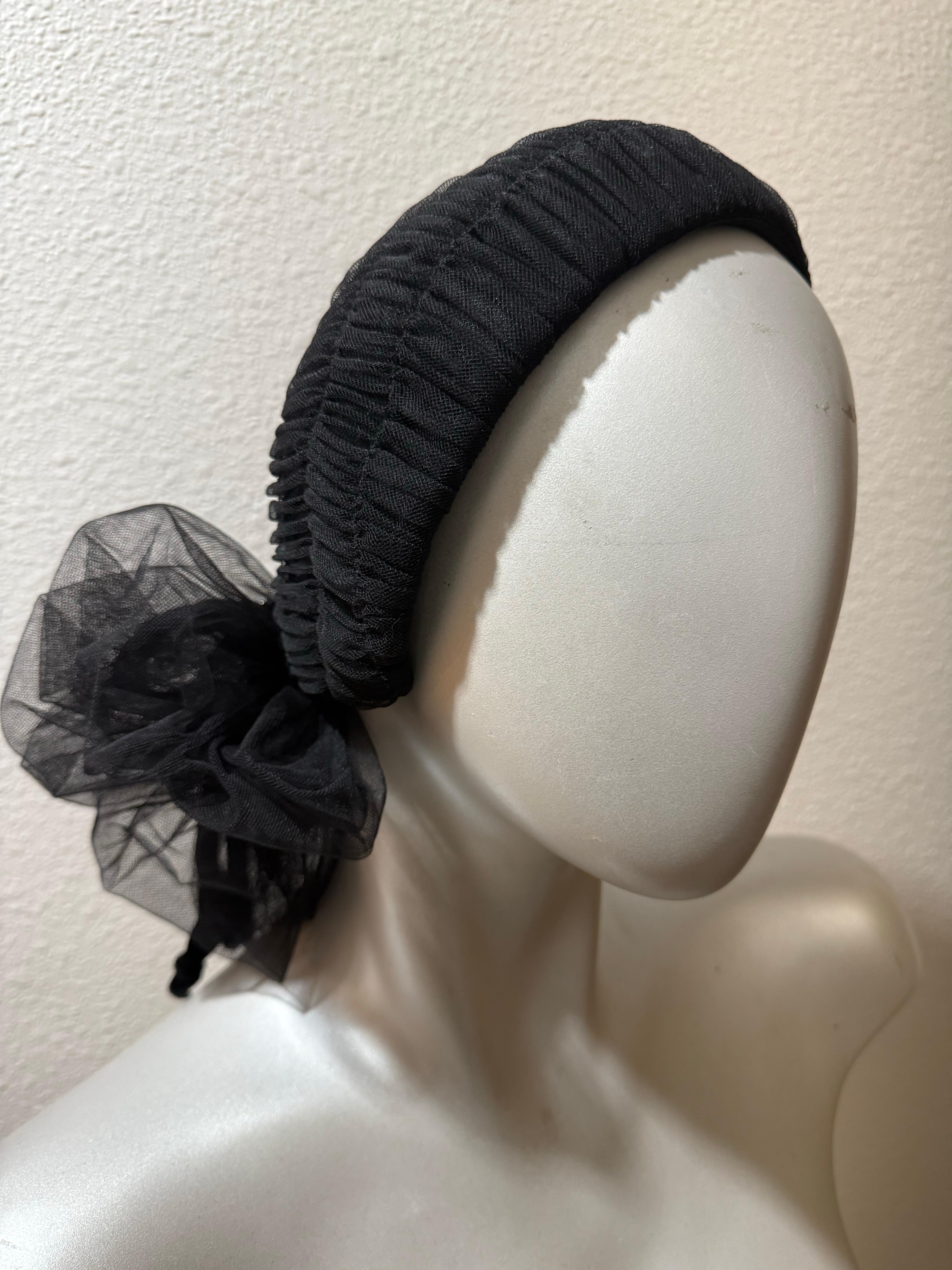 1950 Nicholas Ungar Soignee Cappello da sera in tulle nero increspato con fiocco sul retro in vendita 2