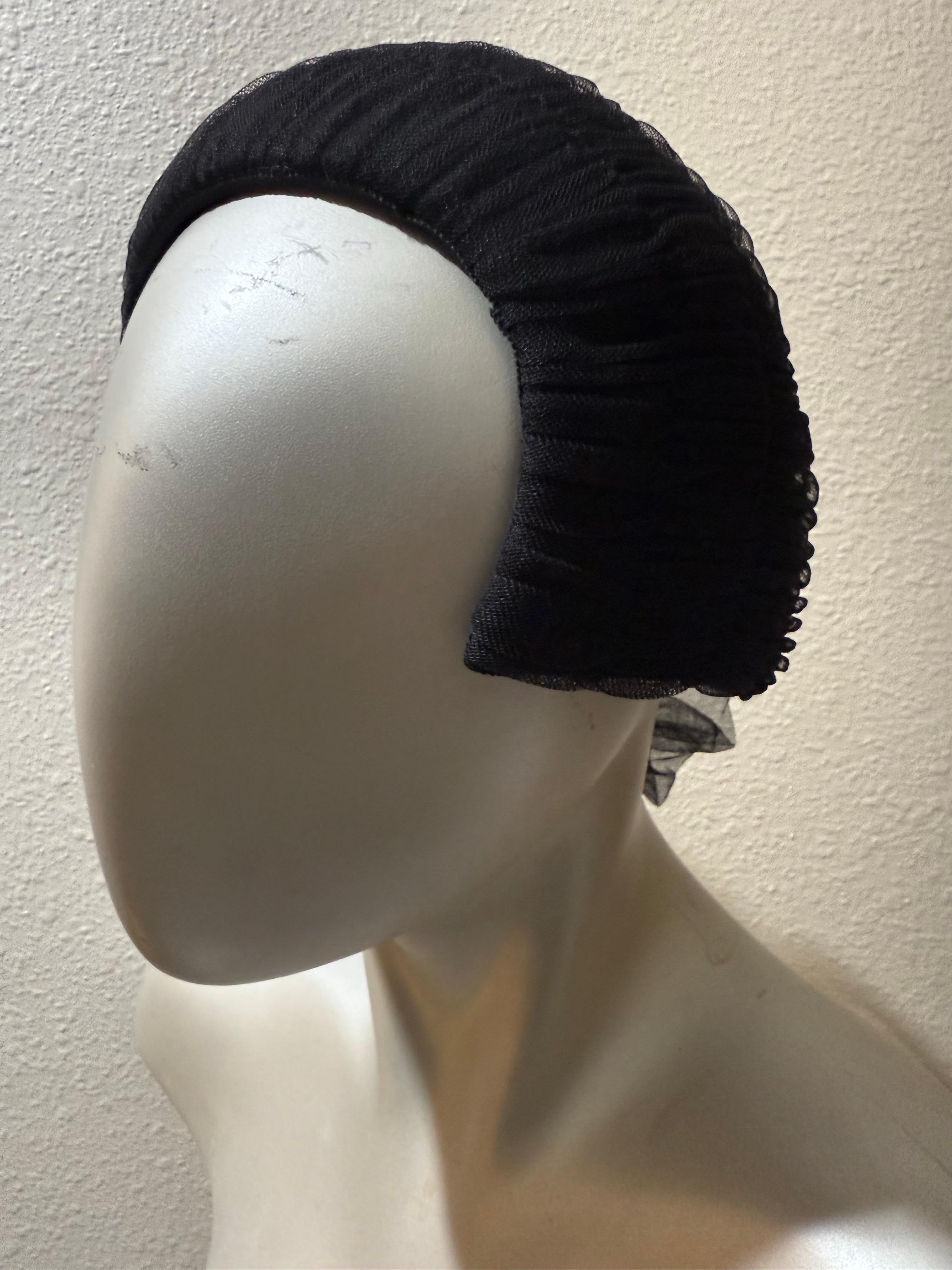 1950 Nicholas Ungar Soignee Cappello da sera in tulle nero increspato con fiocco sul retro in vendita 3