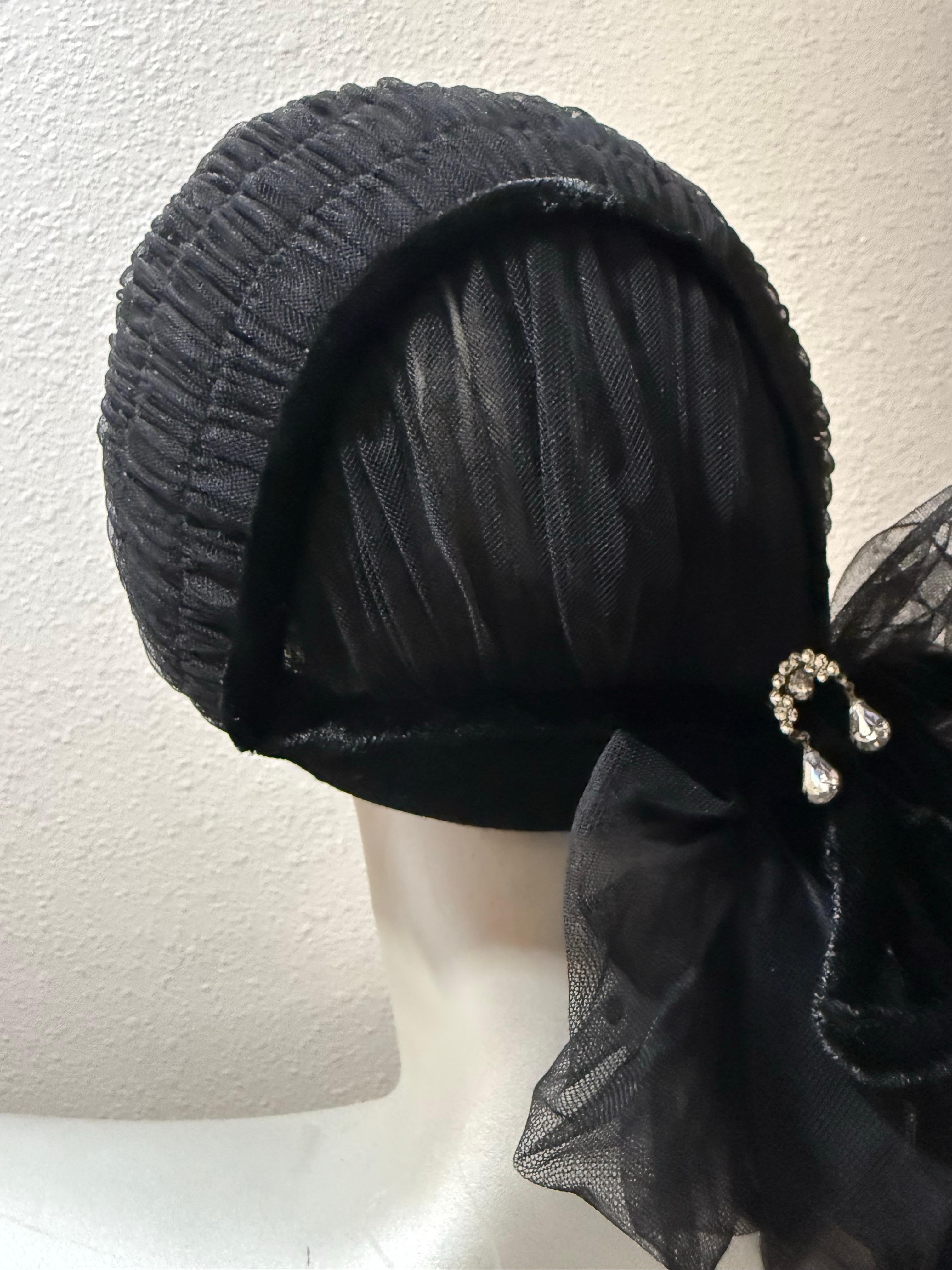 1950 Nicholas Ungar Soignee Cappello da sera in tulle nero increspato con fiocco sul retro in vendita 4