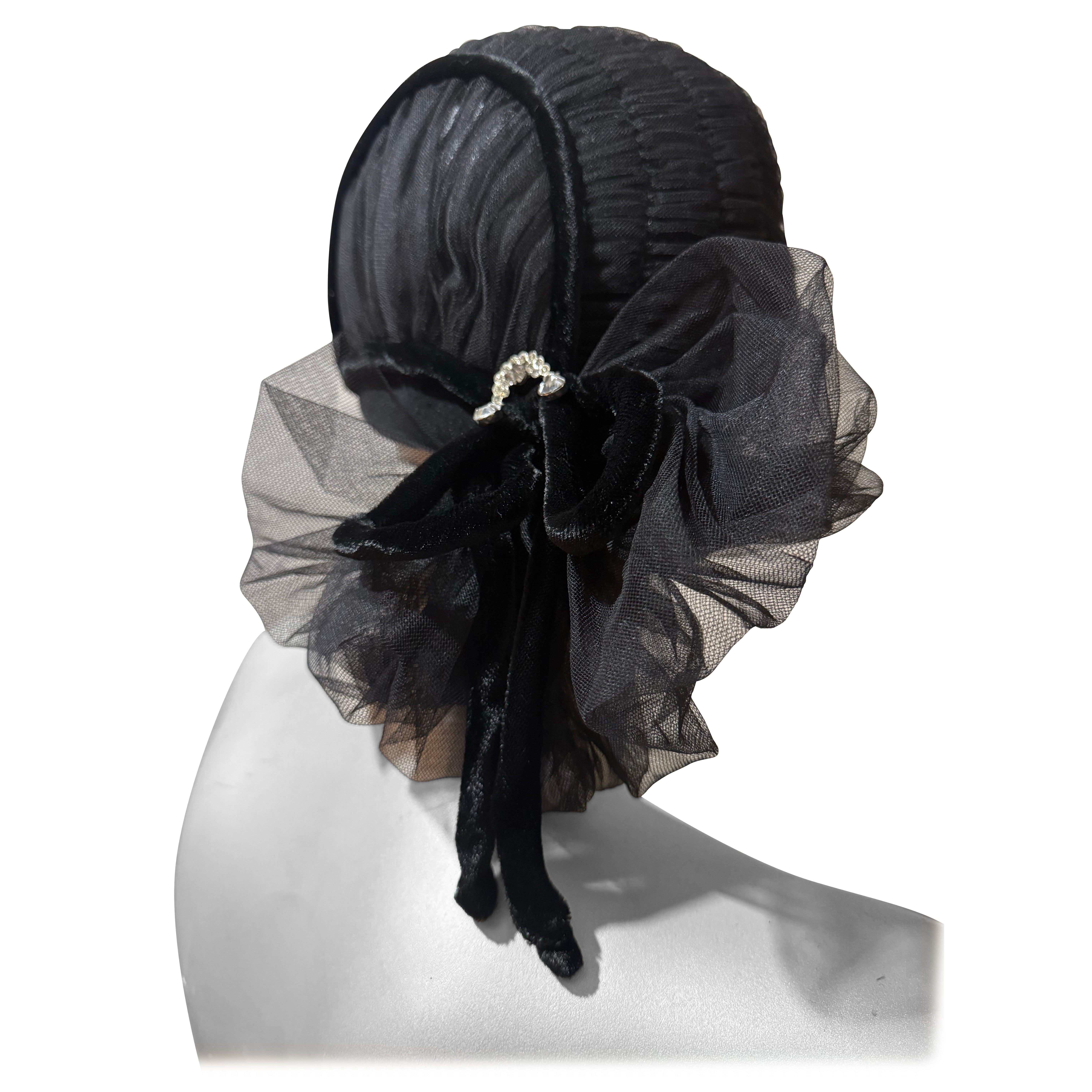 1950 Nicholas Ungar Soignee Cappello da sera in tulle nero increspato con fiocco sul retro in vendita