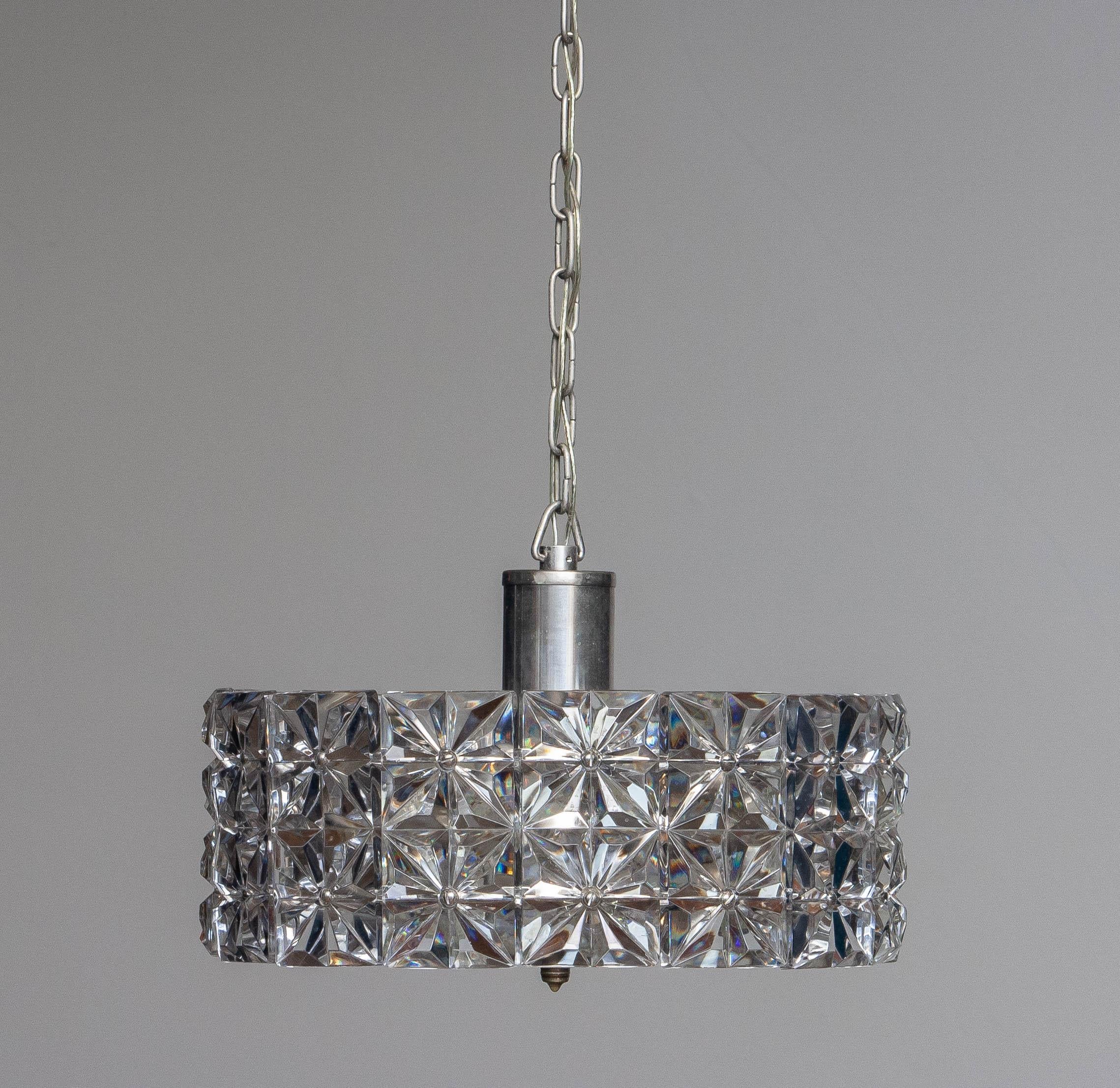 Lustre en nickel et cristal à deux niveaux à facettes des années 1950 de Kinkeldey, Allemagne Bon état - En vente à Silvolde, Gelderland