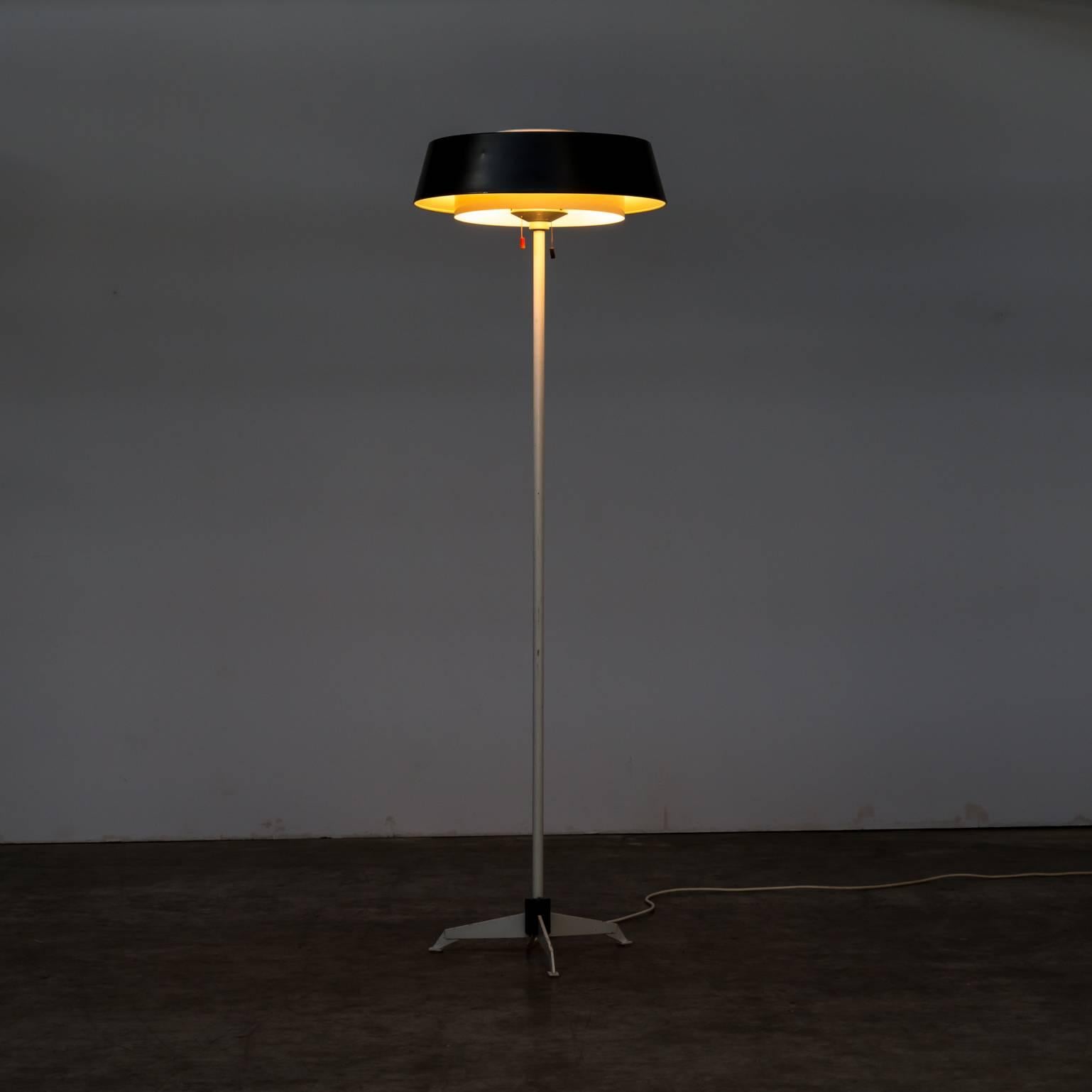 1950s Niek Hiemstra ‘ST 7128’ floor lamp for Hiemstra Evolux. Good and working condition, wear consistent with age and use. Double switch for the under and top bulbs.