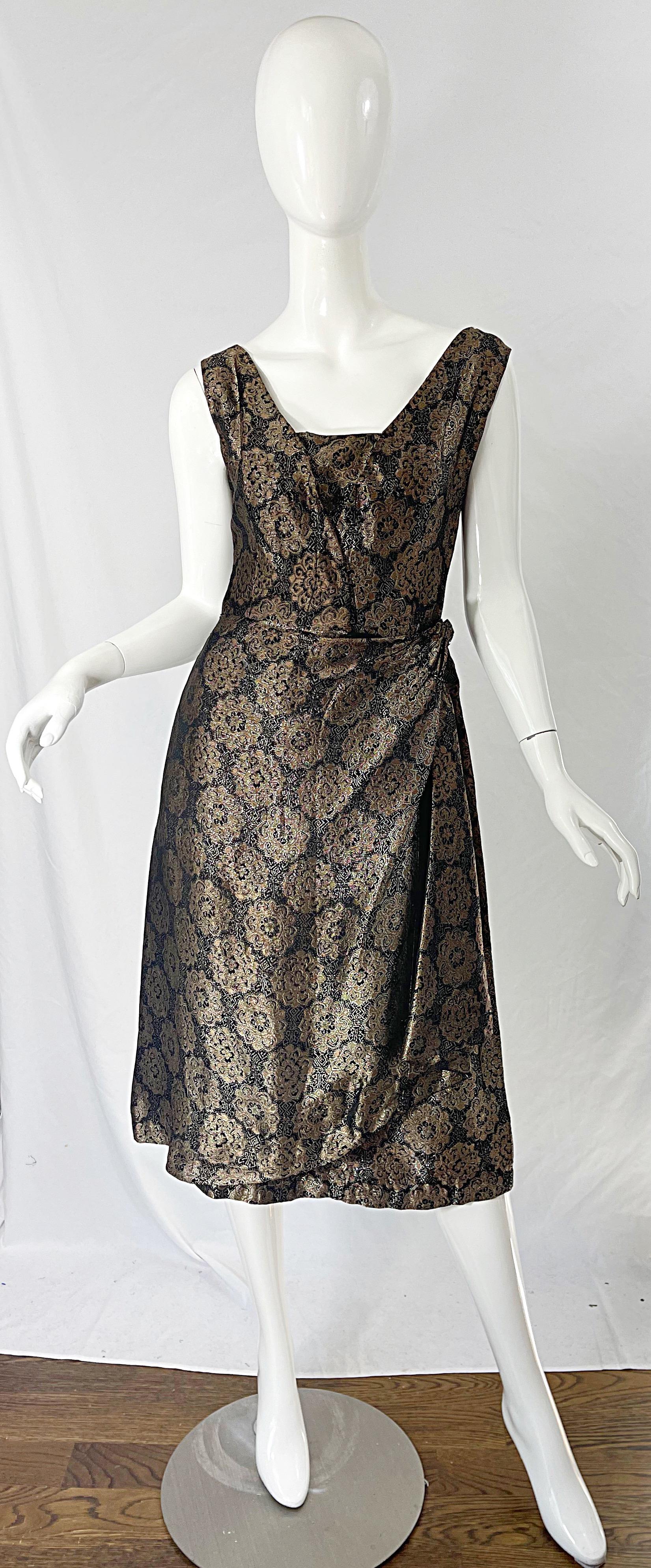 ¡Maravilloso vestido de seda con estampado de medallones marrones y negros de mediados de los años 50 de NINA RICCI Couture ! Presenta estampados de medallones simétricos sobre una seda iridiscente. Estilo envolvente con botón interior y broches