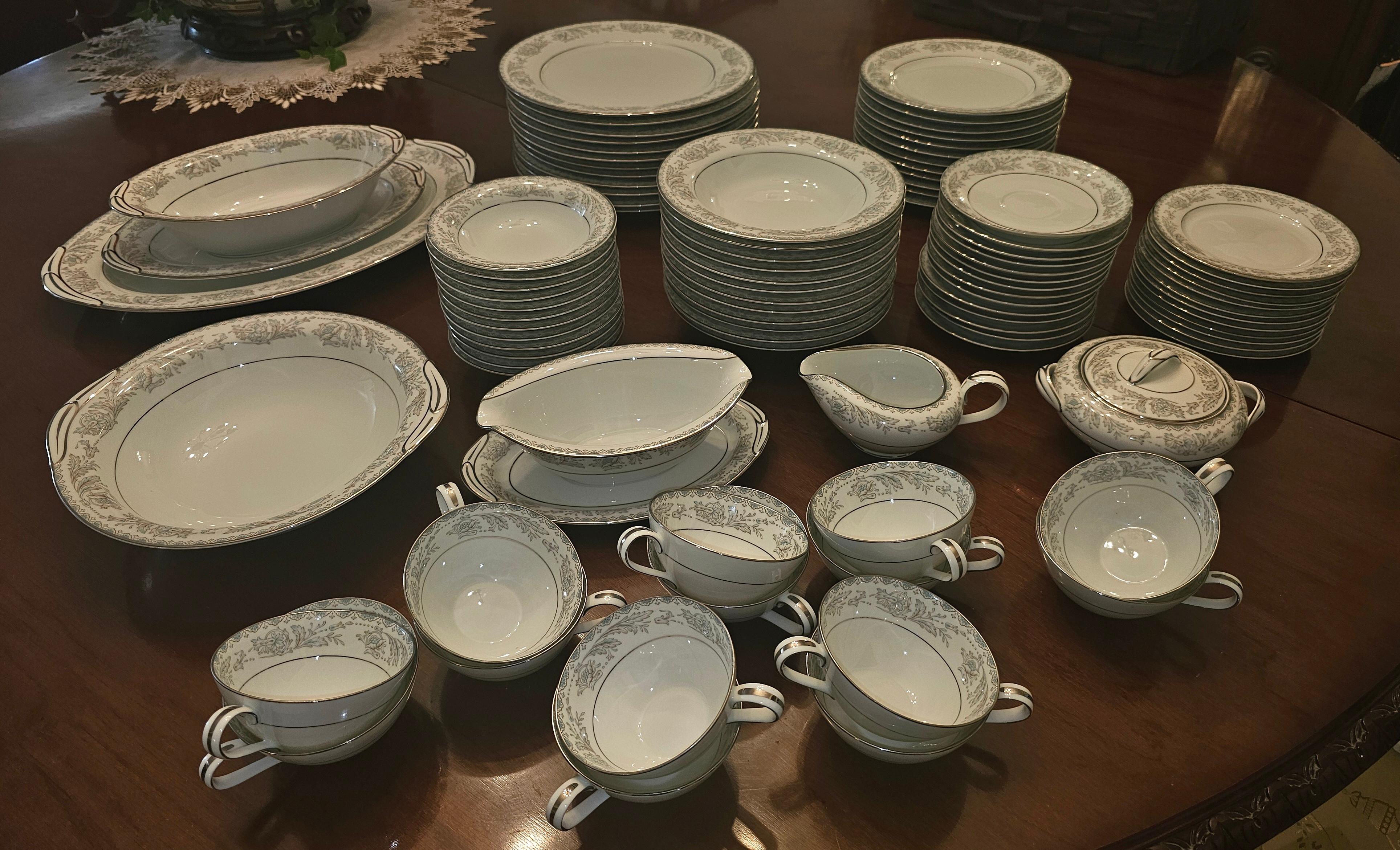 1950 Noritake Belmont 5609 Fine Bone China Set, 95 pezzi, 12 coperti di:
12 piatti per la cena  (10.5