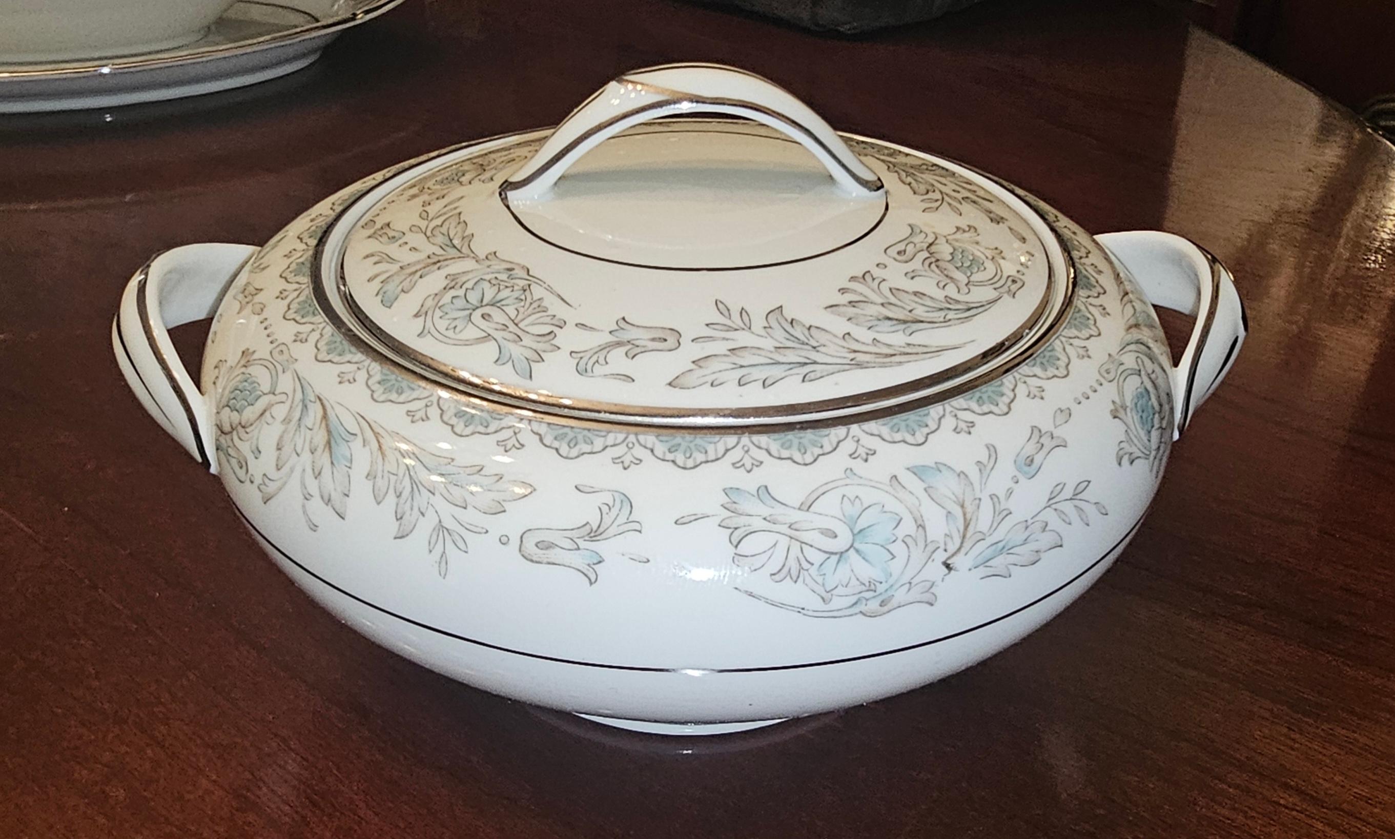 Mid-Century moderno 1950 Noritake Belmont 5609 Set di porcellana fine d'osso, 95 pezzi, 12 coperti in vendita