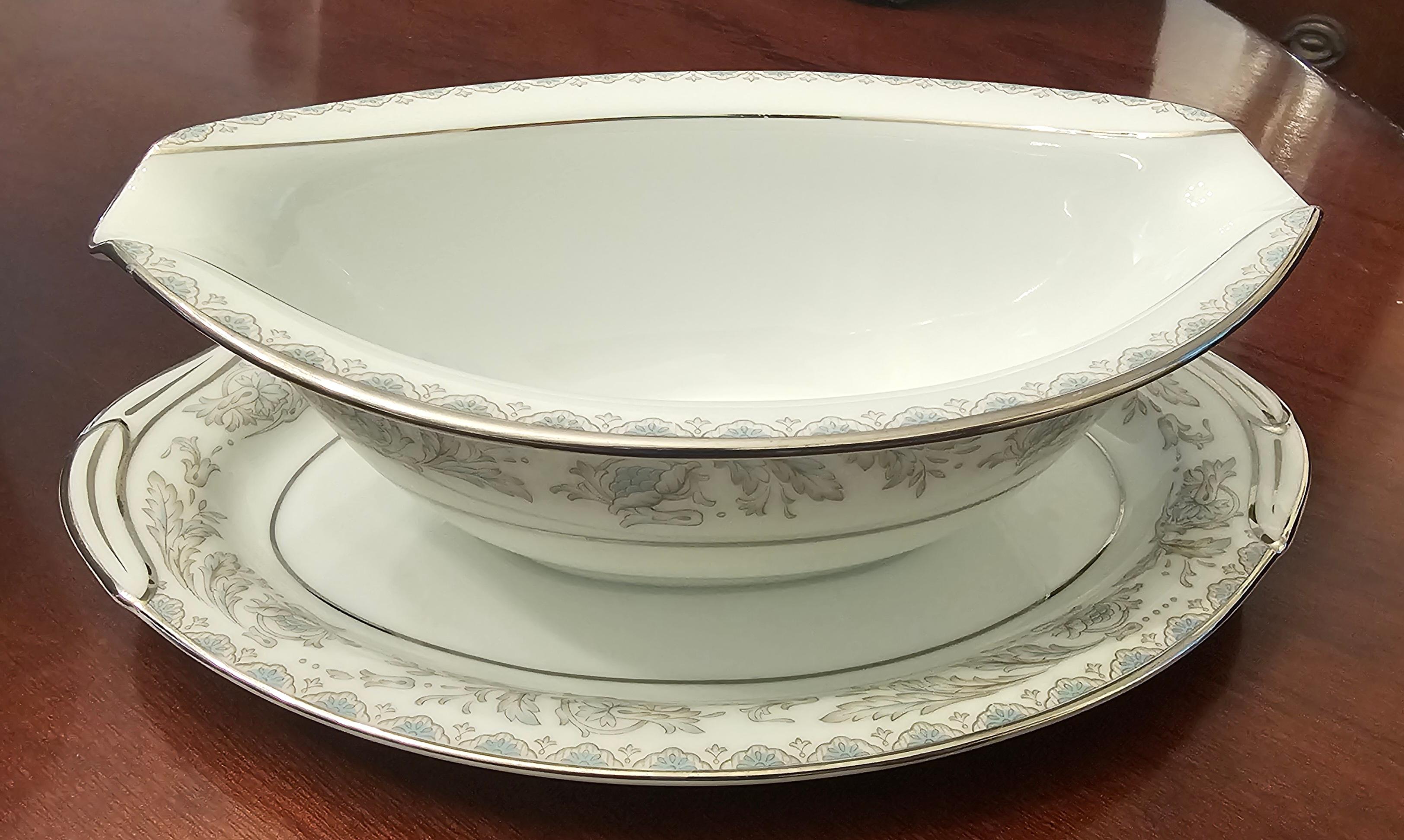 Giapponese 1950 Noritake Belmont 5609 Set di porcellana fine d'osso, 95 pezzi, 12 coperti in vendita