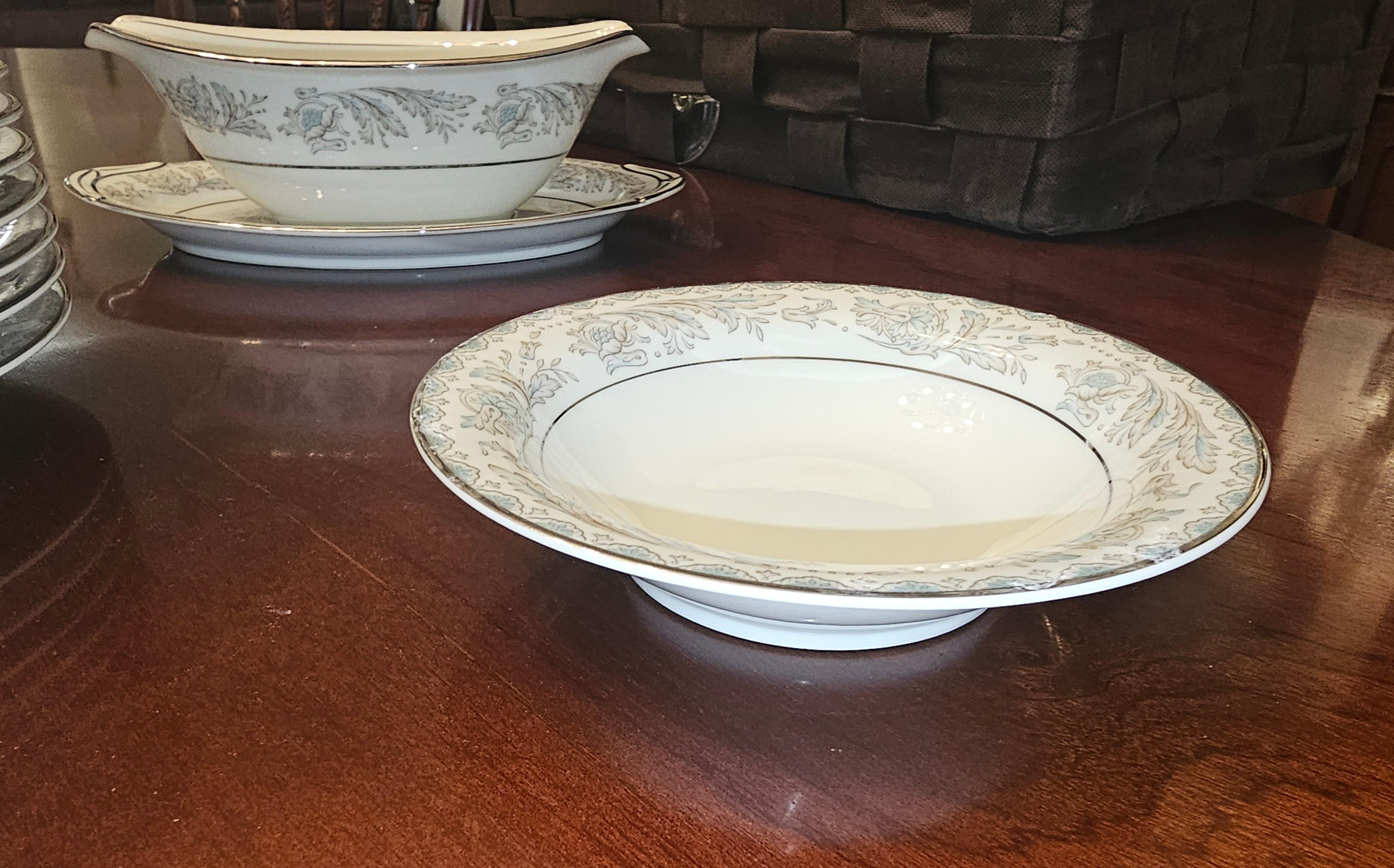 Osso 1950 Noritake Belmont 5609 Set di porcellana fine d'osso, 95 pezzi, 12 coperti in vendita