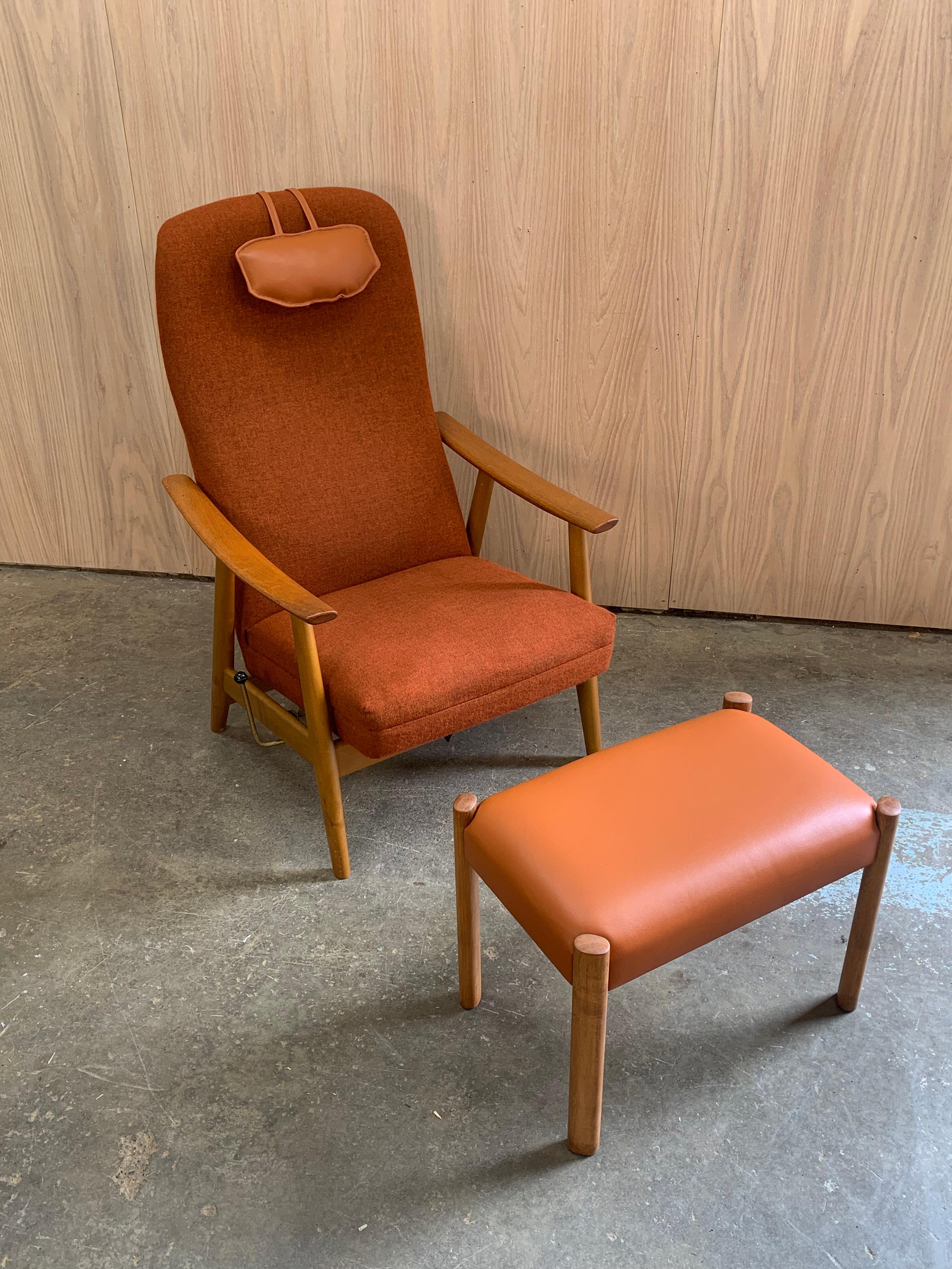 Este sillón reclinable de respaldo alto, bello ejemplo conservado de la artesanía noruega de los años 50, combina una forma escultural con una comodidad excepcional. Fabricado en haya maciza con reposabrazos de teca, el armazón presenta líneas