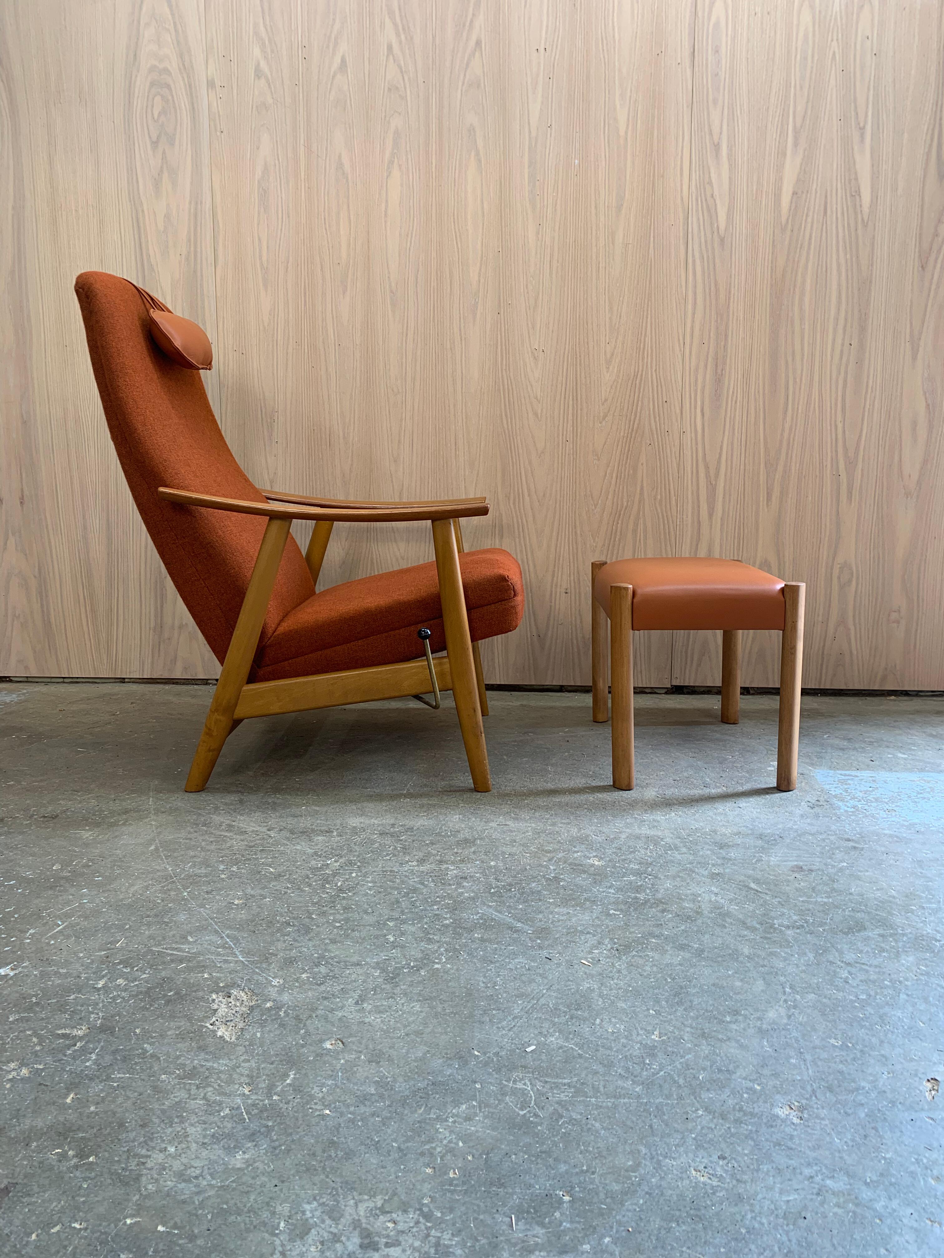Silla reclinable con respaldo alto y otomana noruegos de los años 50 Moderno de mediados de siglo