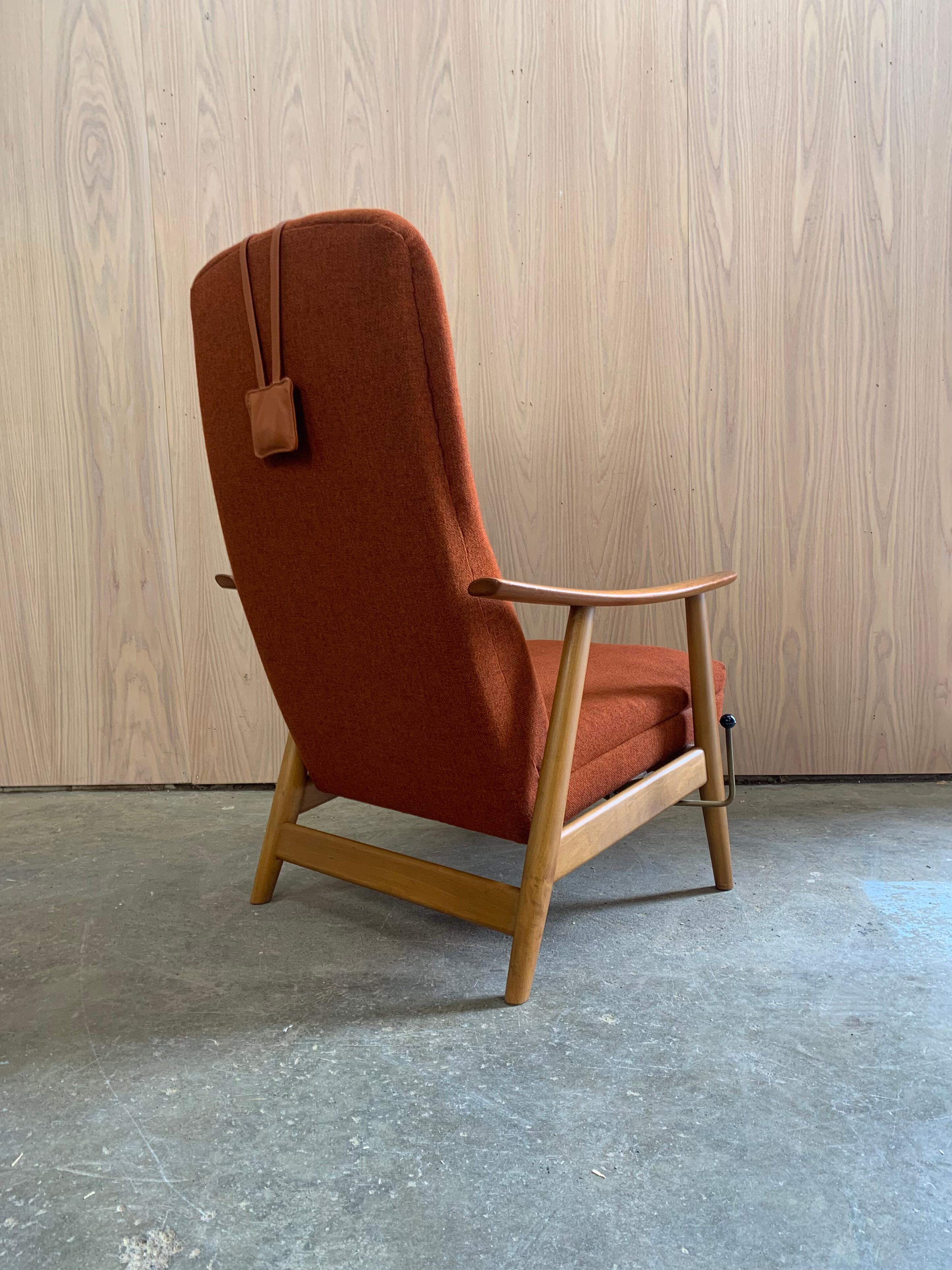 Silla reclinable con respaldo alto y otomana noruegos de los años 50 mediados del siglo XX