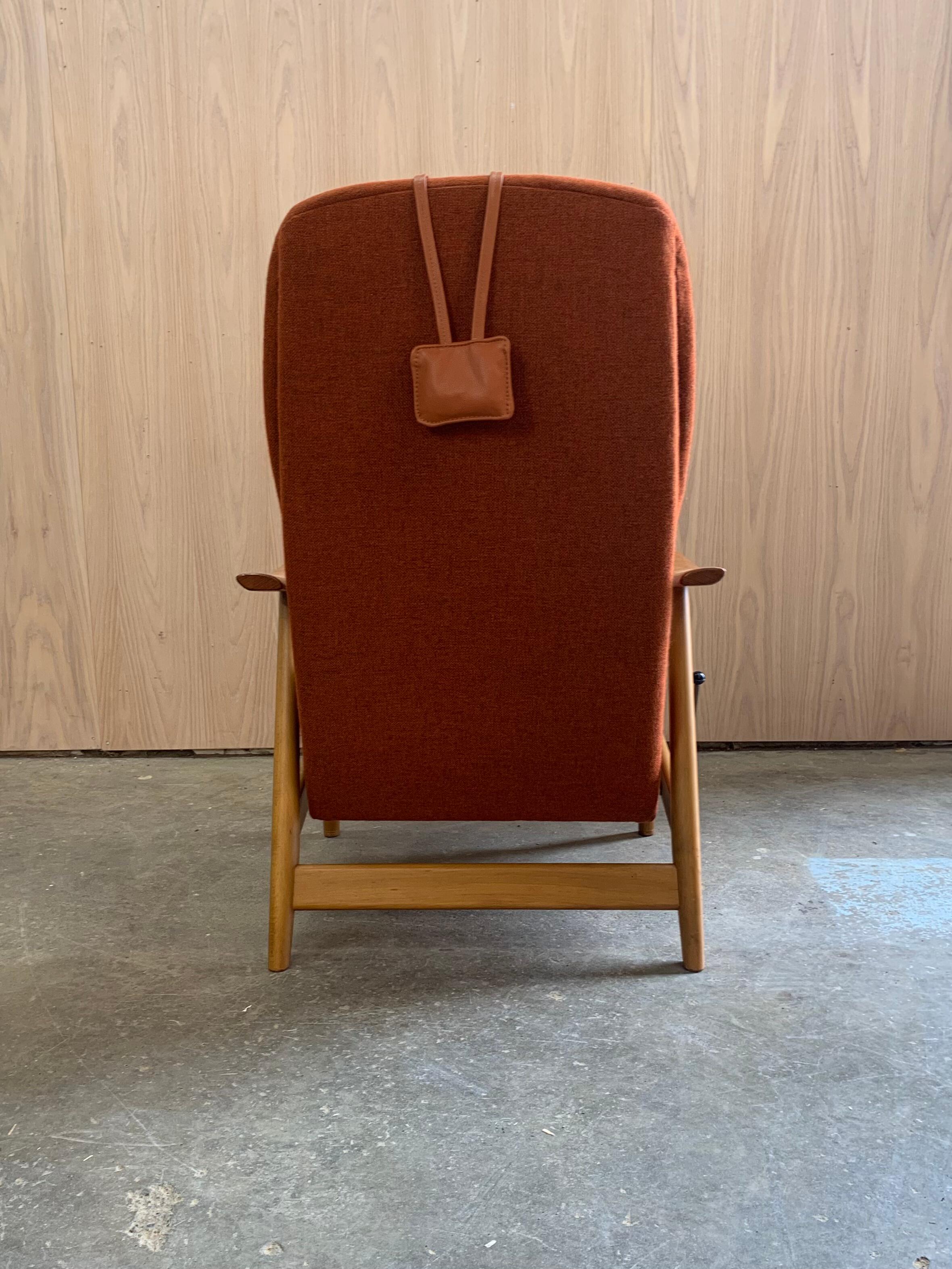 Silla reclinable con respaldo alto y otomana noruegos de los años 50 Haya