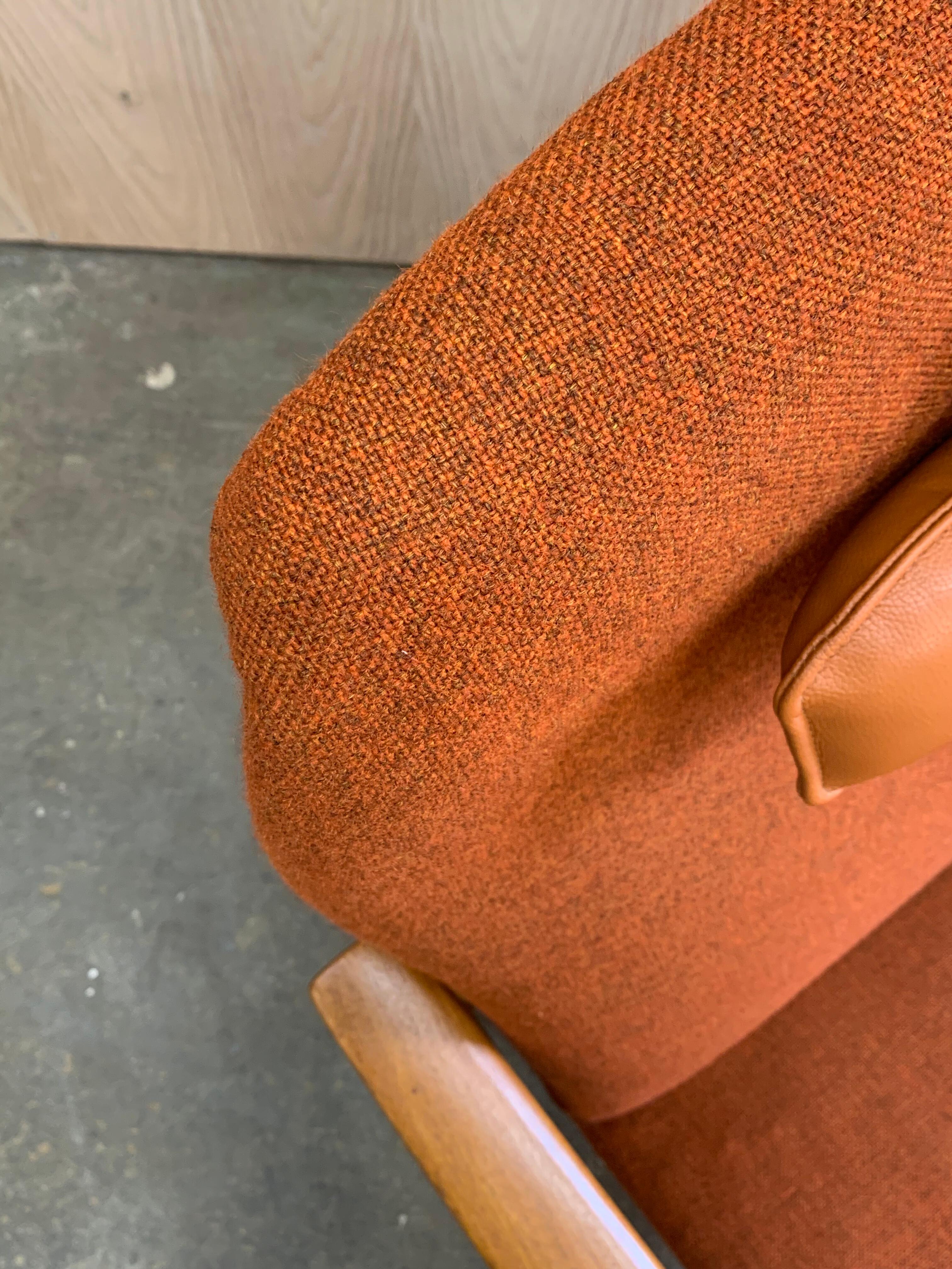 Silla reclinable con respaldo alto y otomana noruegos de los años 50 1