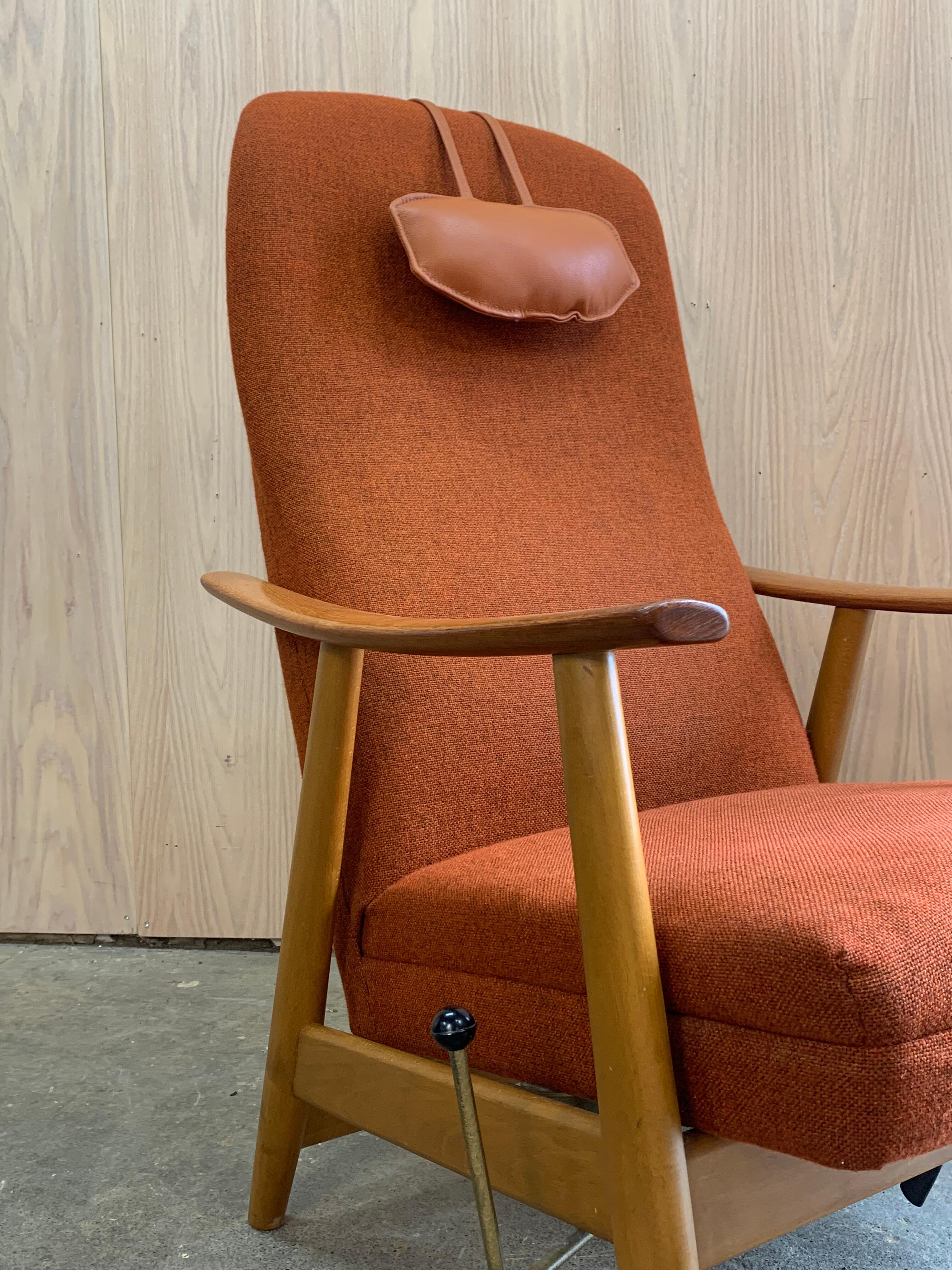 Silla reclinable con respaldo alto y otomana noruegos de los años 50 2