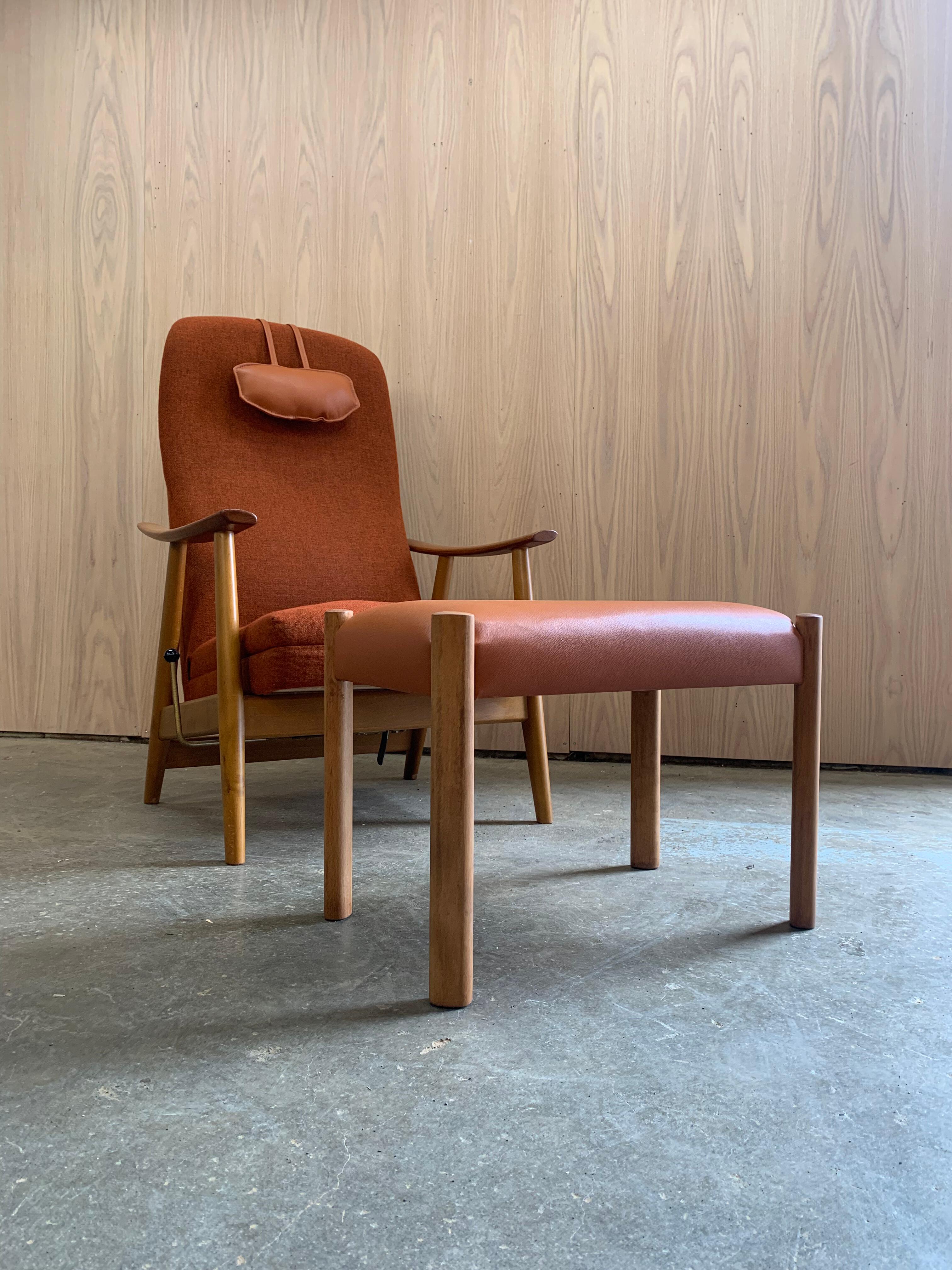 Silla reclinable con respaldo alto y otomana noruegos de los años 50 3