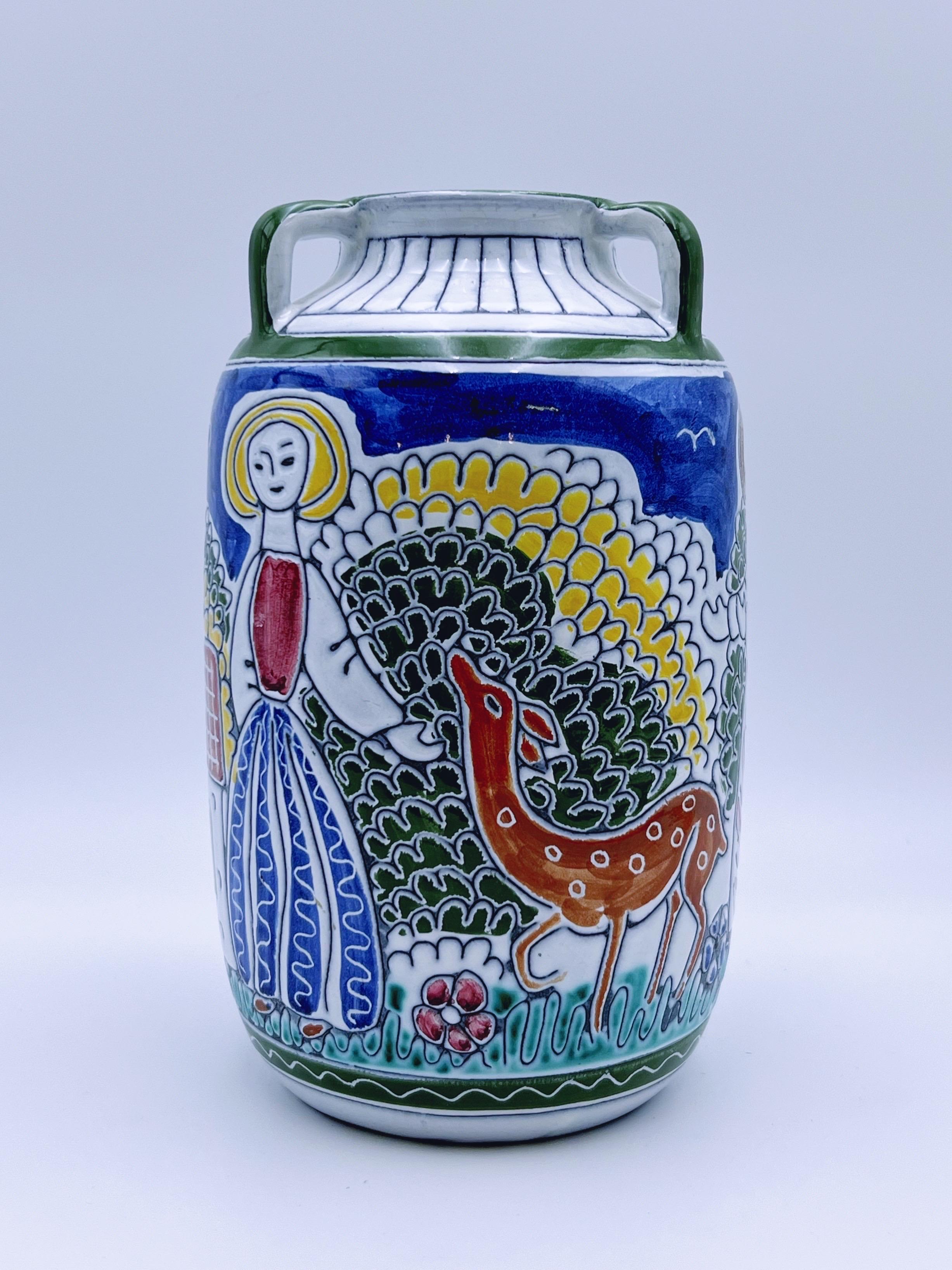 UNICO Vaso / Urna in stile Scandinavian Modern / Mid-Century Modern realizzato a mano in ceramica smaltata con decorazioni dettagliate di ragazze, cervi e motivi di case.

Splendido centrotavola di design norvegese degli anni '50 di Kaare Berven