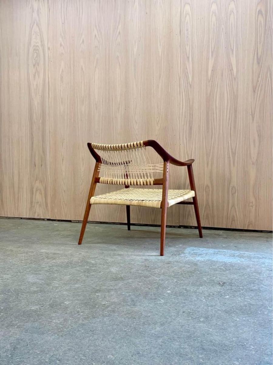 Fraîchement restauré et prêt à impressionner, nous sommes ravis de présenter un chef-d'œuvre norvégien de Rolf Rastad et Adolf Relling, fabriqué pour Gustav Bahus dans les années 1950. Ce design saisissant présente des angles arrondis et un cadre en
