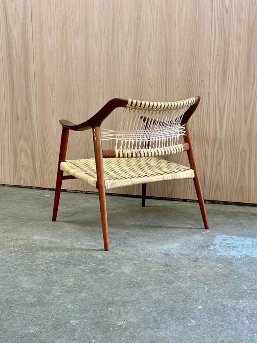 Mid-Century Modern Chaise longue norvégienne en teck et rotin des années 1950 Bambi par Rastad et Relling en vente