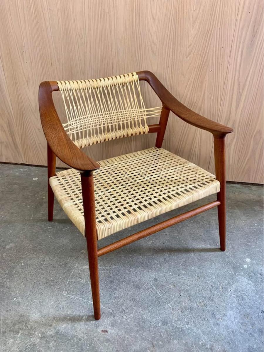 Milieu du XXe siècle Chaise longue norvégienne en teck et rotin des années 1950 Bambi par Rastad et Relling en vente