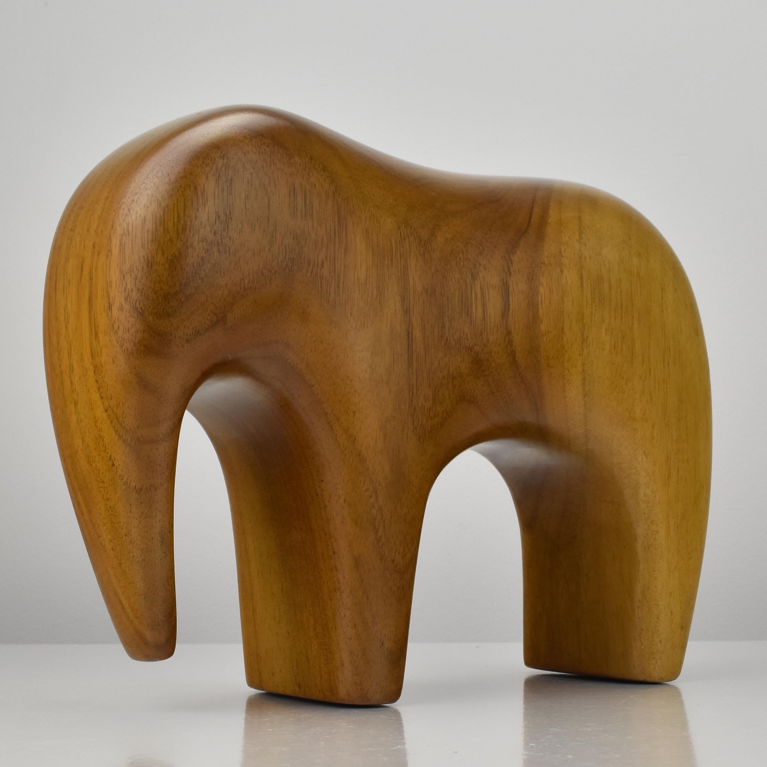 Norwegische Elefantenfigur aus Teakholz, Skulptur im Arne Tjomsland-Stil, 1950er Jahre (Moderne der Mitte des Jahrhunderts) im Angebot